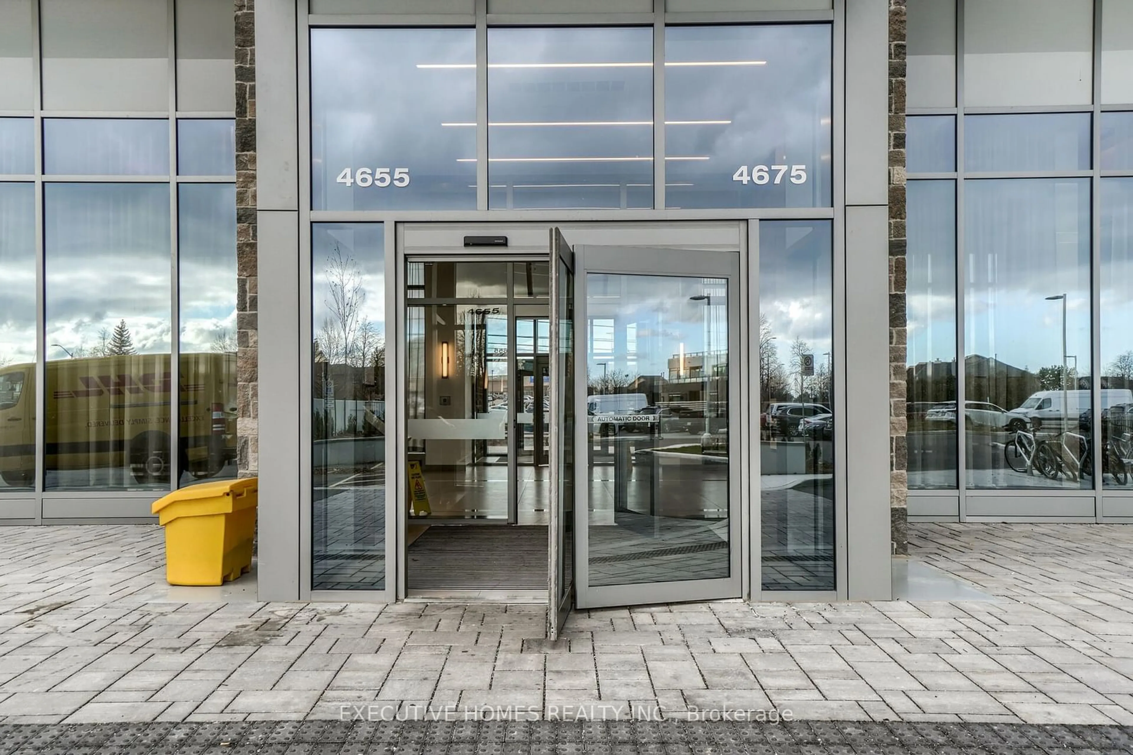 Indoor foyer for 4655 Metcalfe Ave #103B, Mississauga Ontario L5M 0Z7