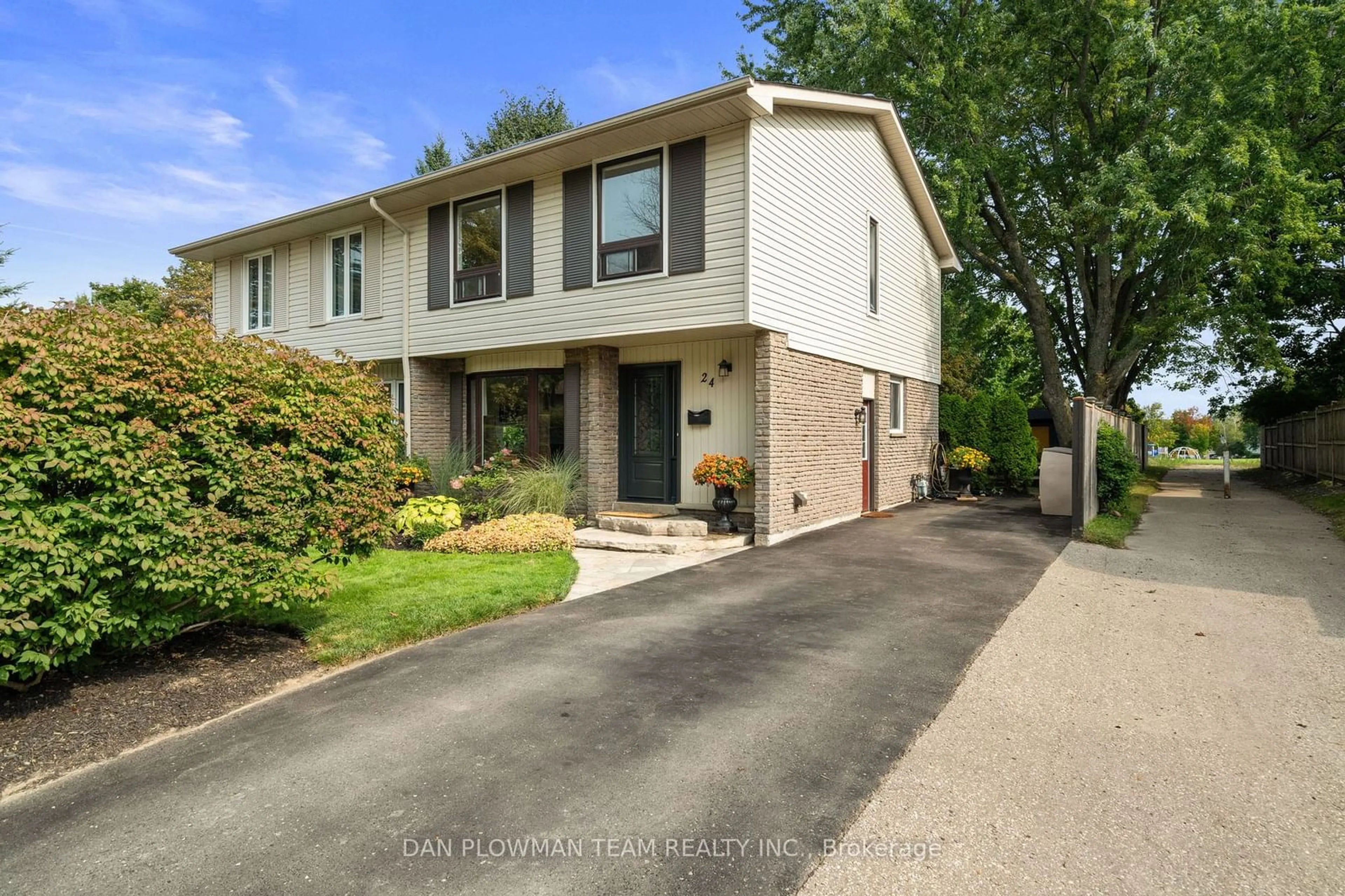 A pic from exterior of the house or condo, the street view for 24 Belleview Dr, Orangeville Ontario L9W 1M3