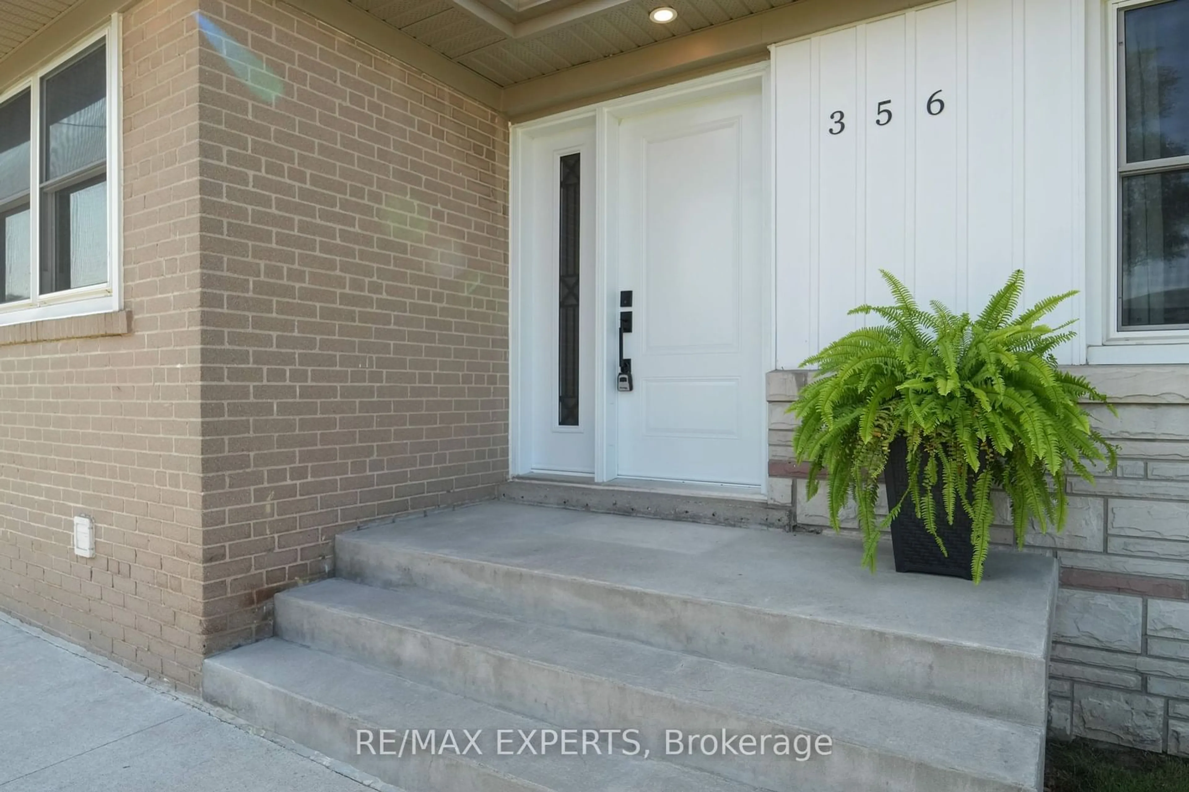 Indoor entryway for 356 Pearl St, Caledon Ontario L7E 4Z1