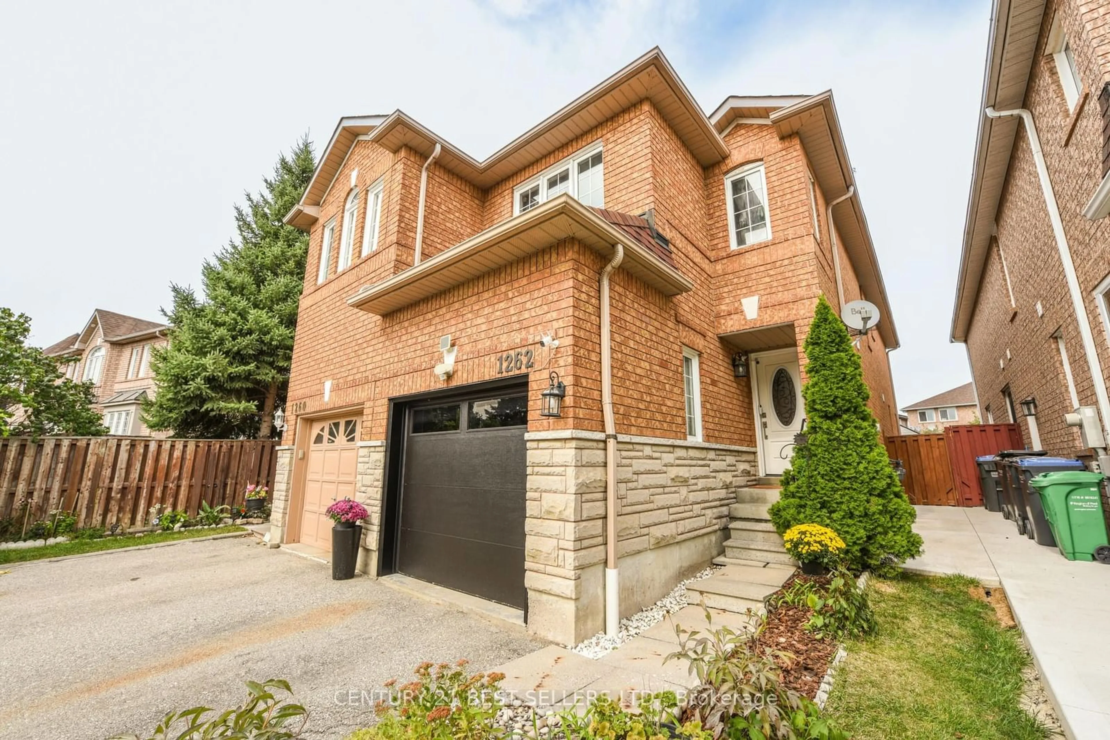 Home with brick exterior material for 1262 Foxglove Pl, Mississauga Ontario L5V 2N3