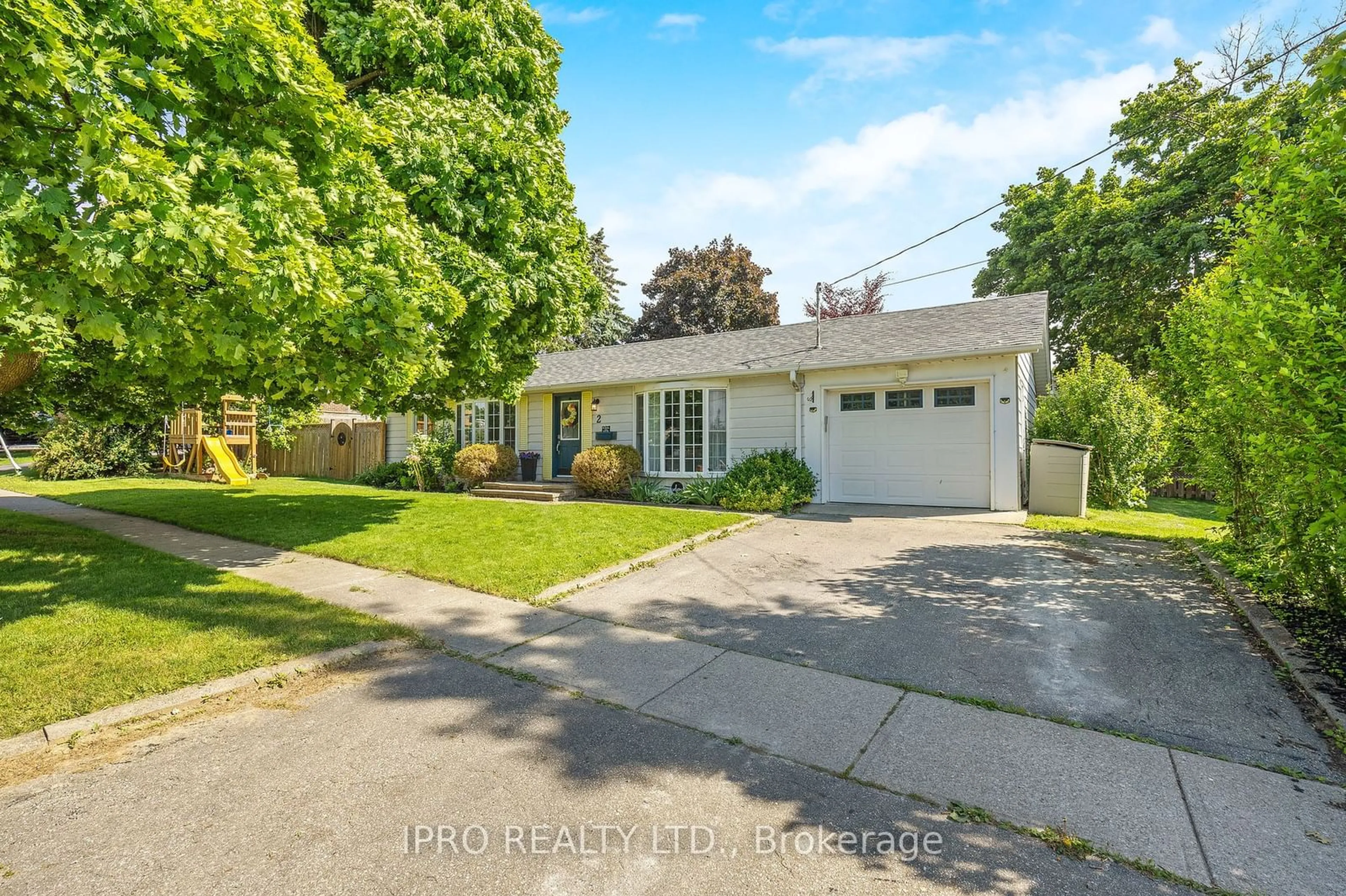 Frontside or backside of a home, the street view for 2 Jessop Crt, Halton Hills Ontario L7G 4P1