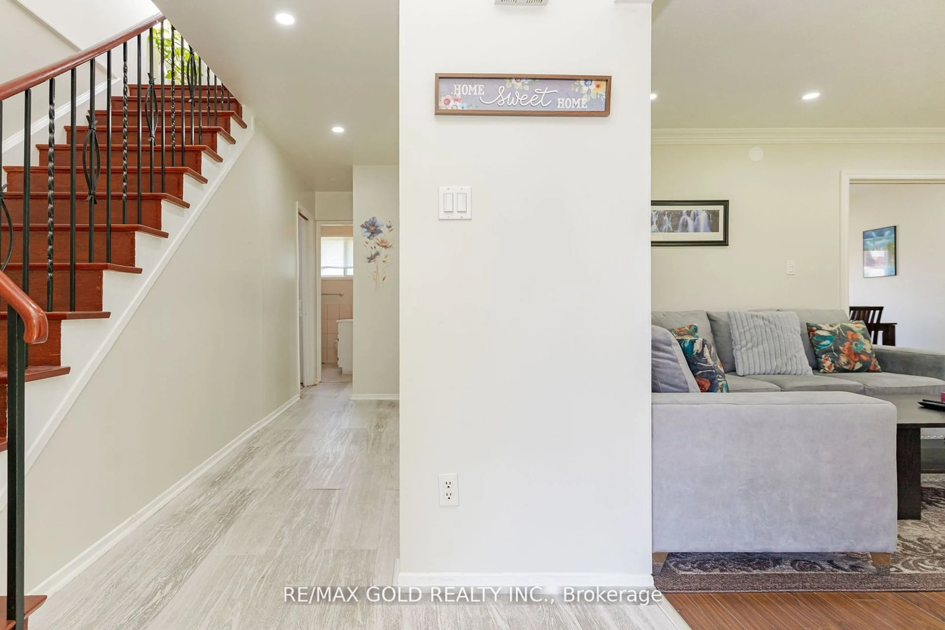 Indoor entryway, wood floors for 111 Dearbourne Blvd, Brampton Ontario L6T 1J8