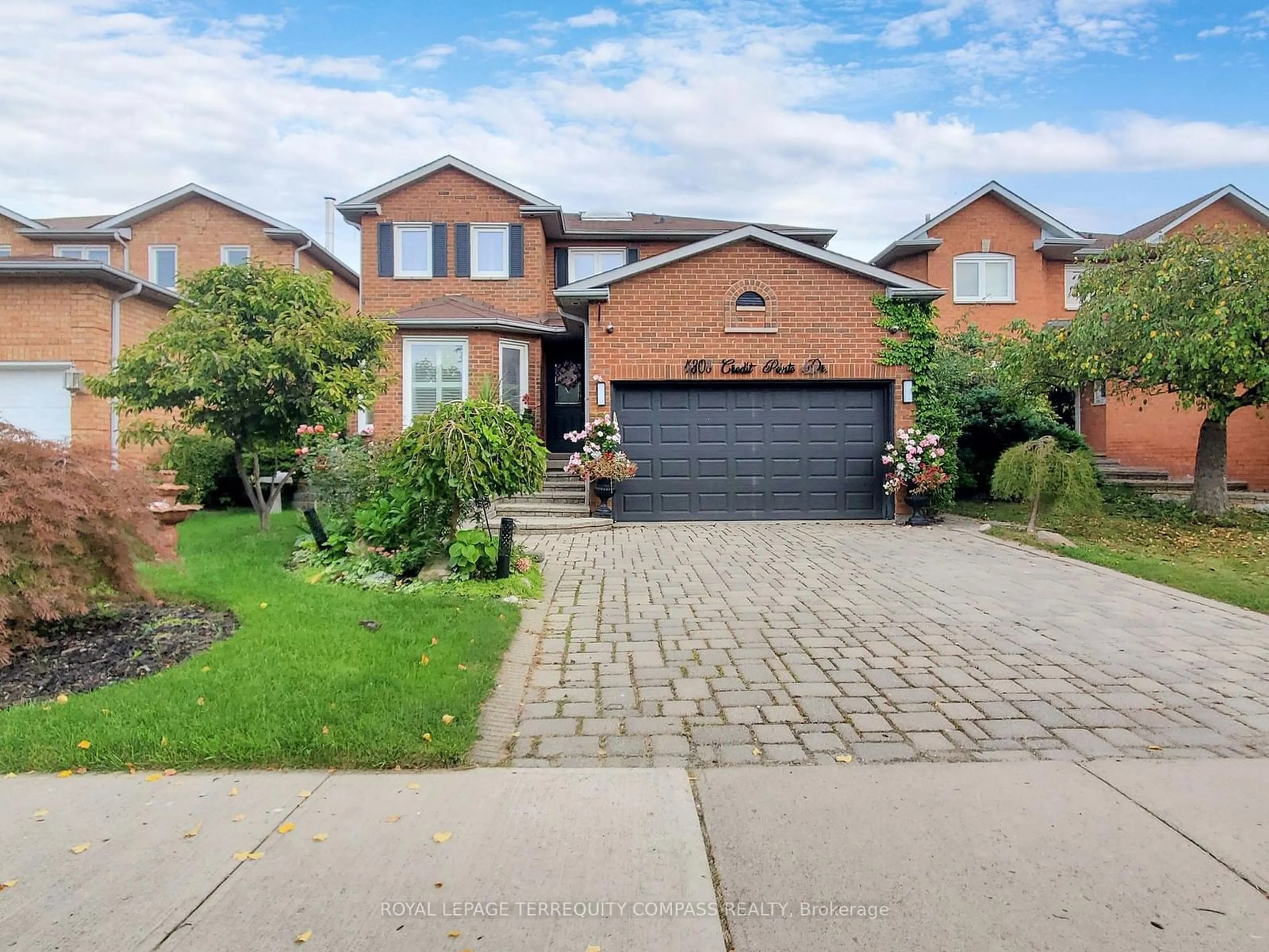 Frontside or backside of a home, the street view for 4308 Credit Pointe Dr, Mississauga Ontario L5M 3J7