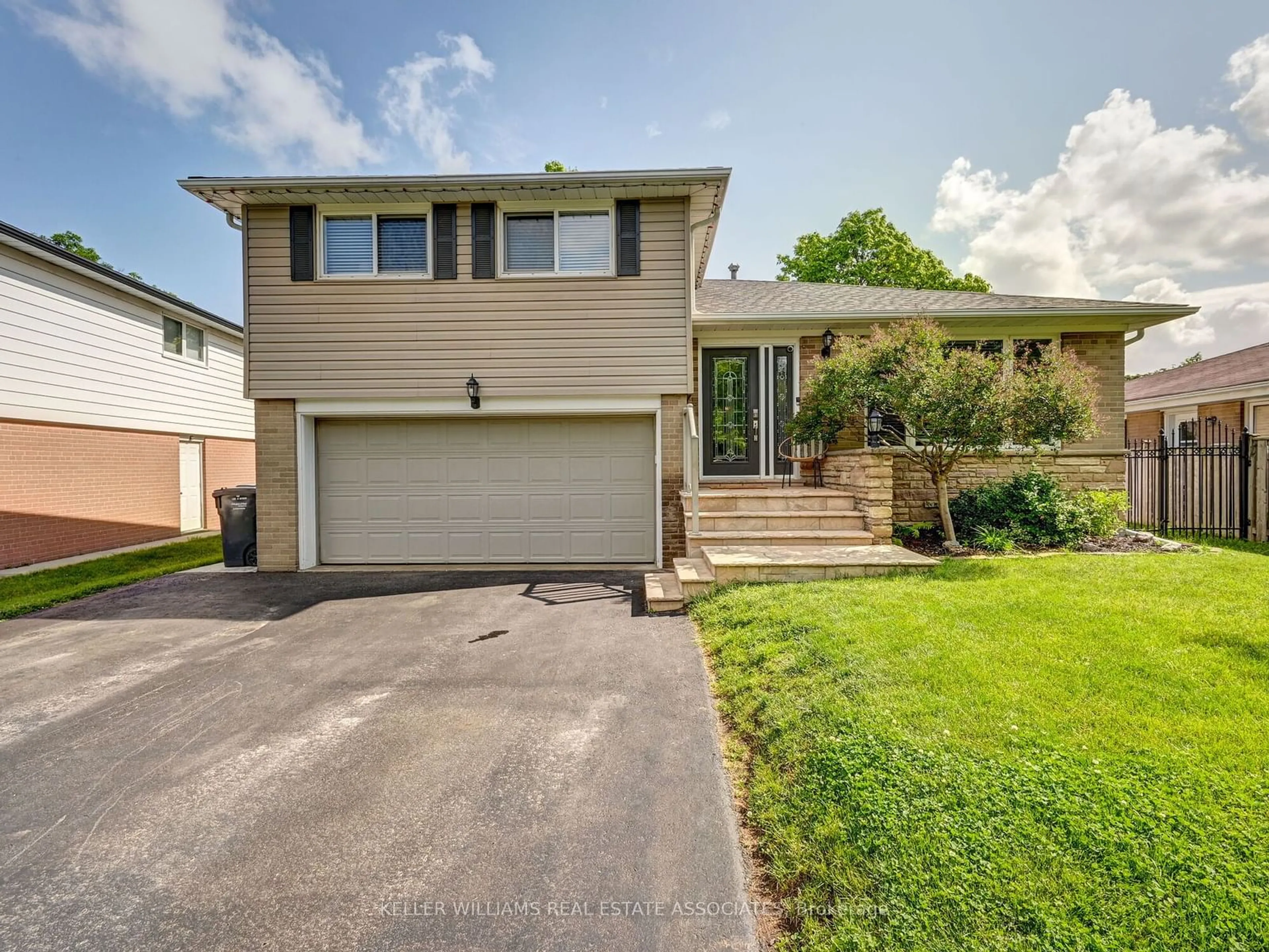 Frontside or backside of a home for 5 Core Cres, Brampton Ontario L6W 2G6