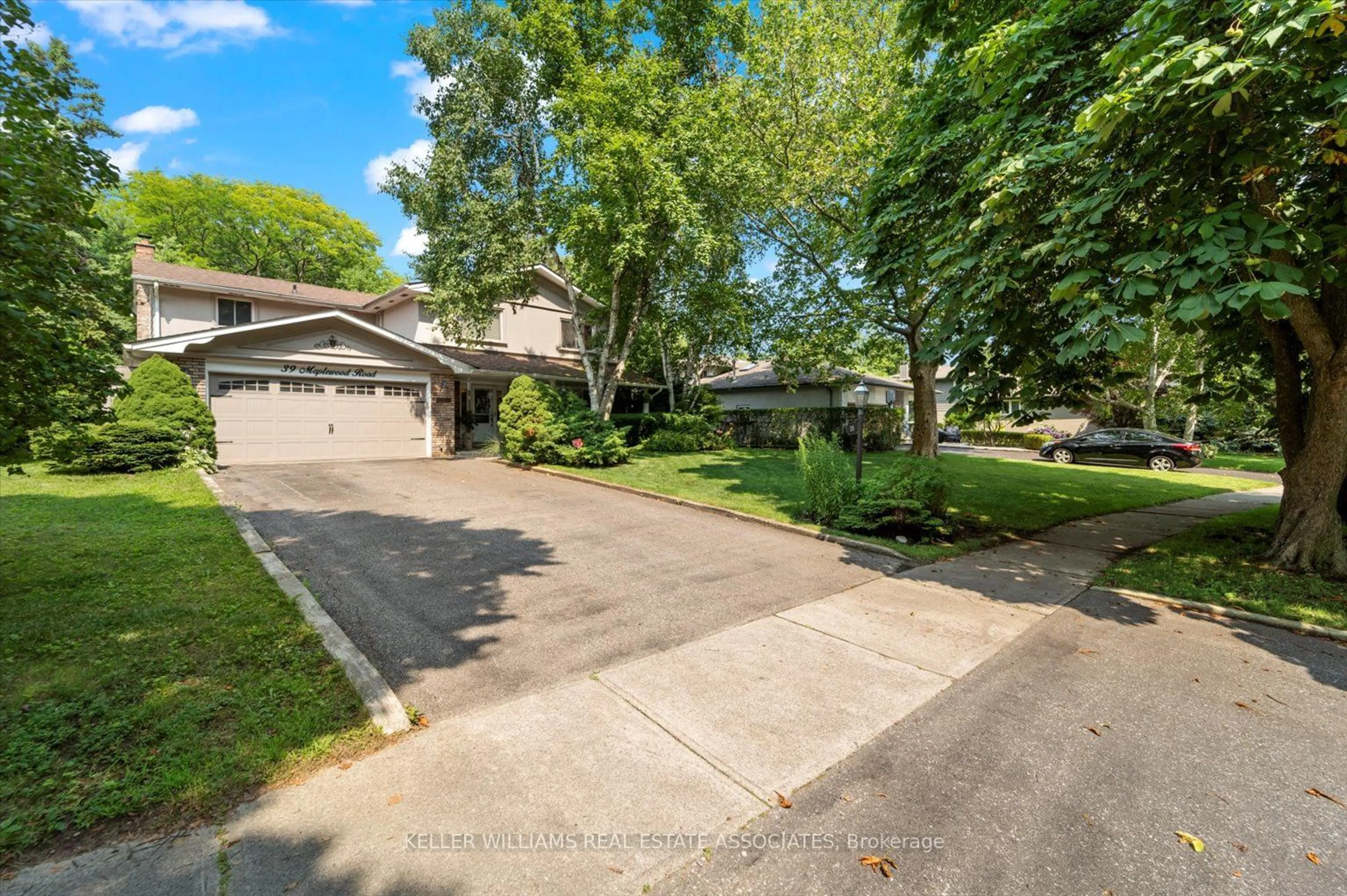 A pic from exterior of the house or condo, the fenced backyard for 39 Maplewood Rd, Mississauga Ontario L5G 2M7