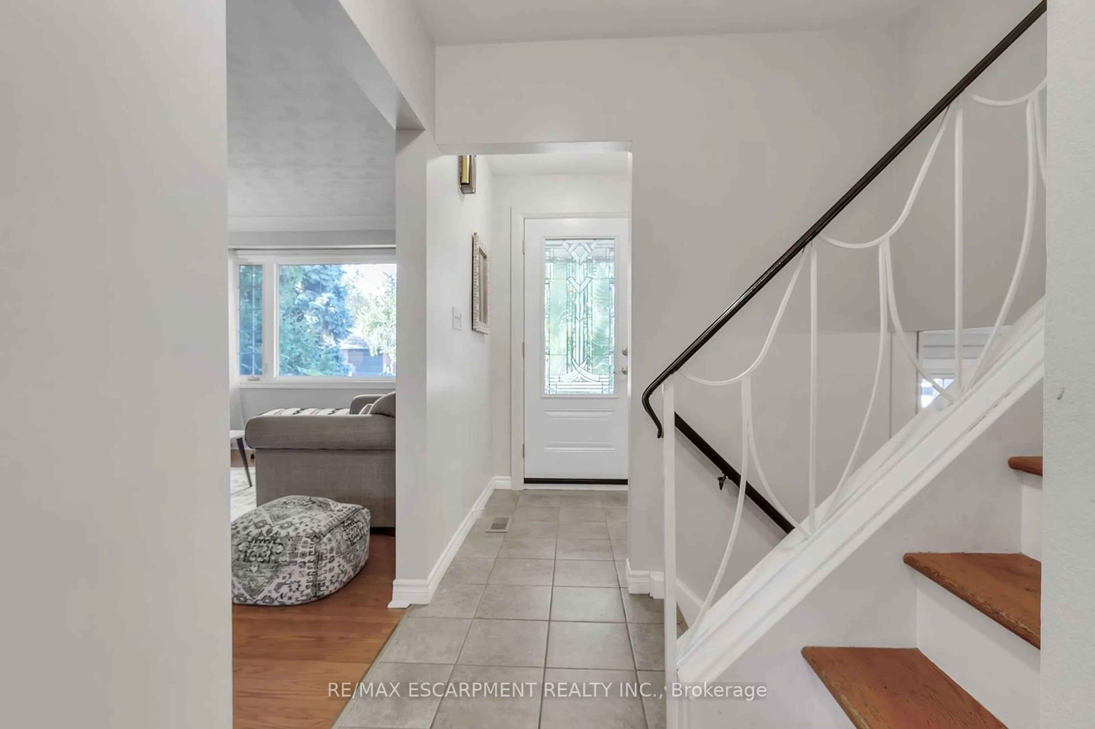 Indoor entryway for 335 Meadowhill Rd, Burlington Ontario L7L 3L2