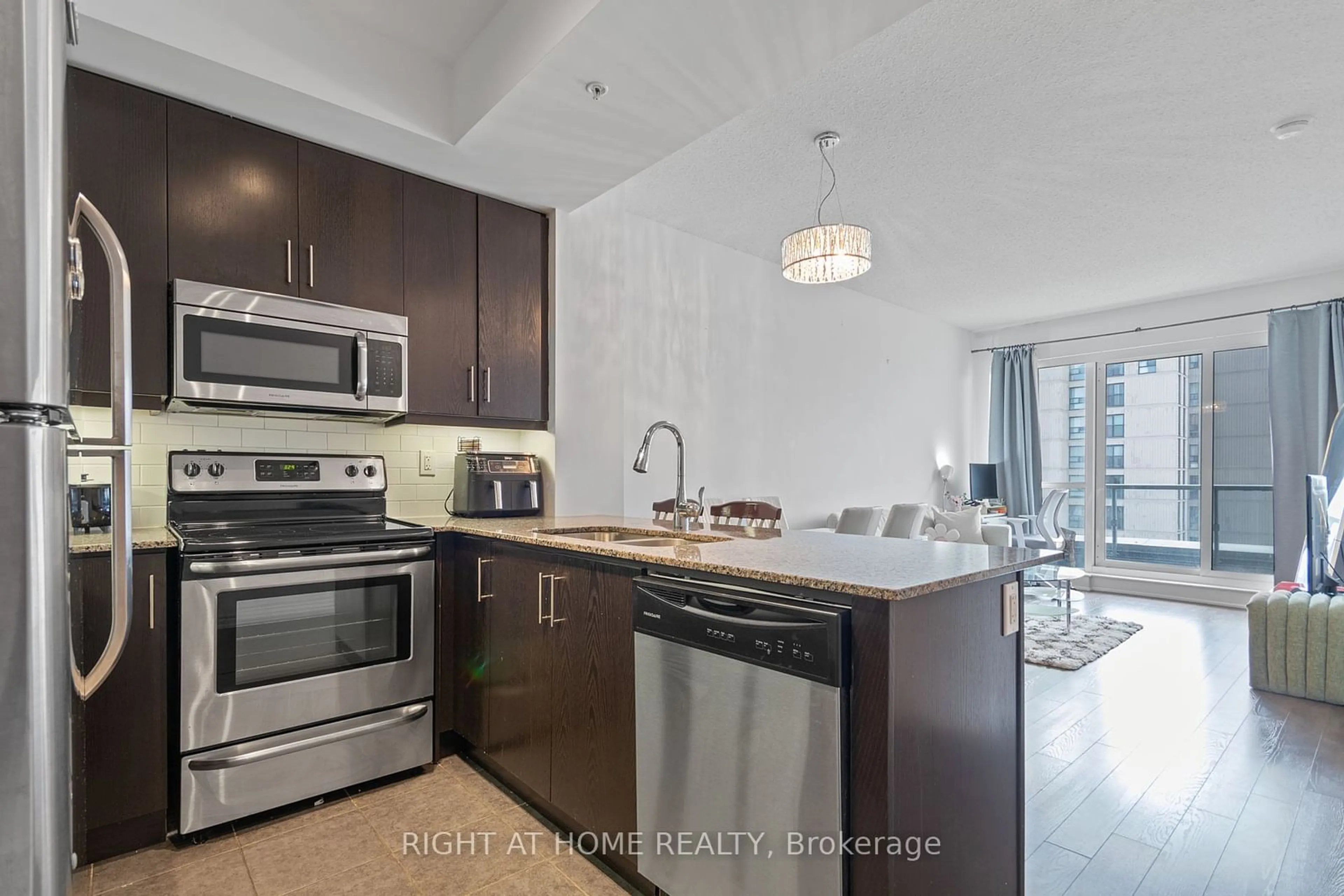 Standard kitchen for 15 James Finlay Way #635, Toronto Ontario M3M 0B3