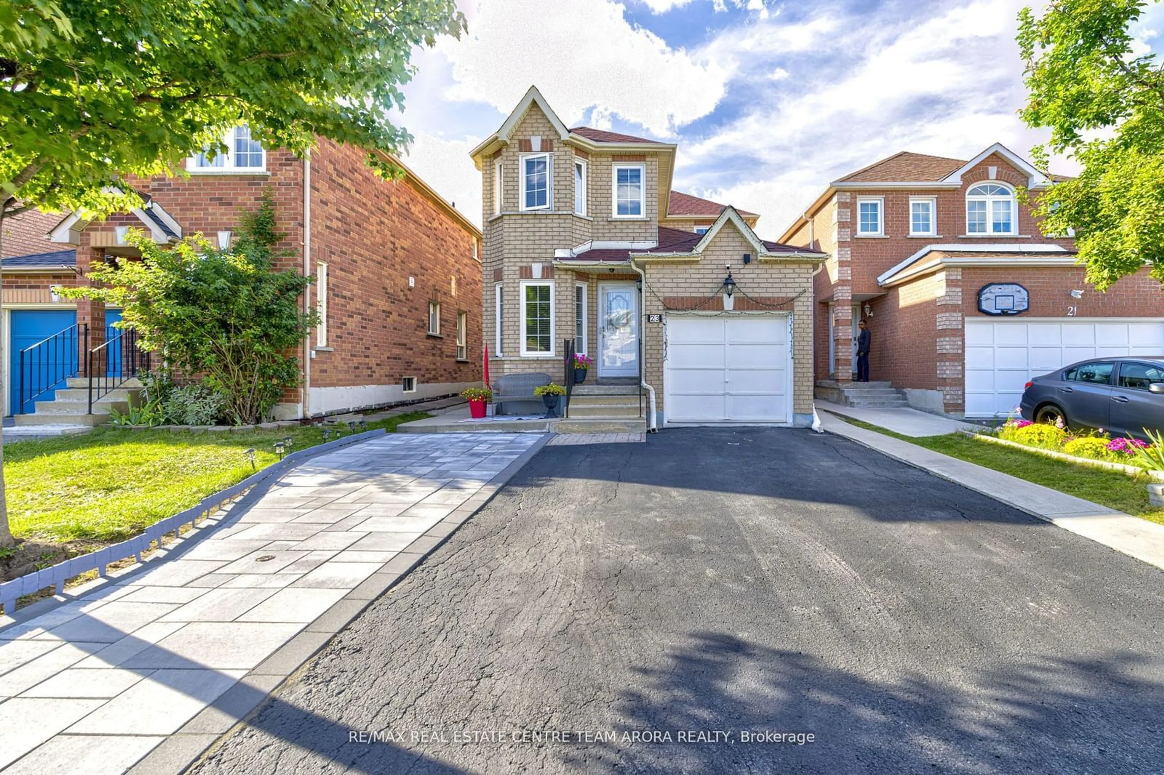 Frontside or backside of a home, the street view for 23 Arthurs Cres, Brampton Ontario L6Y 4Y2