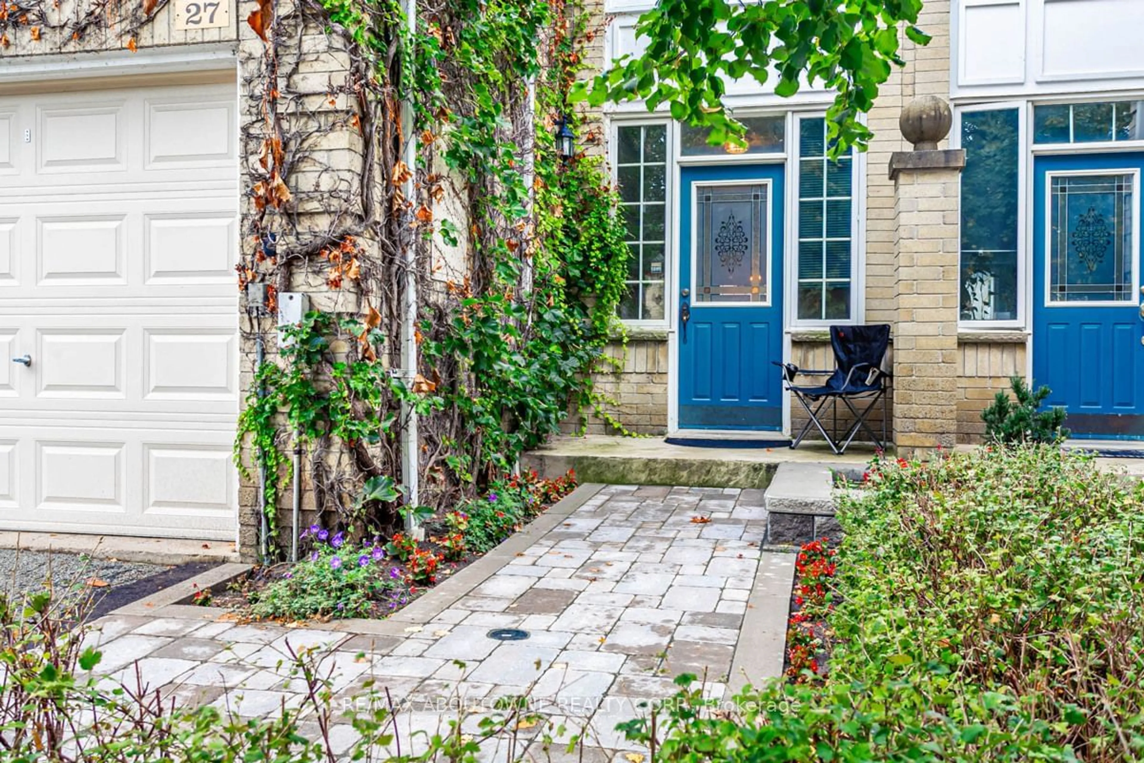 Indoor entryway for 27 Hartnell Sq #14, Brampton Ontario L6S 5W8