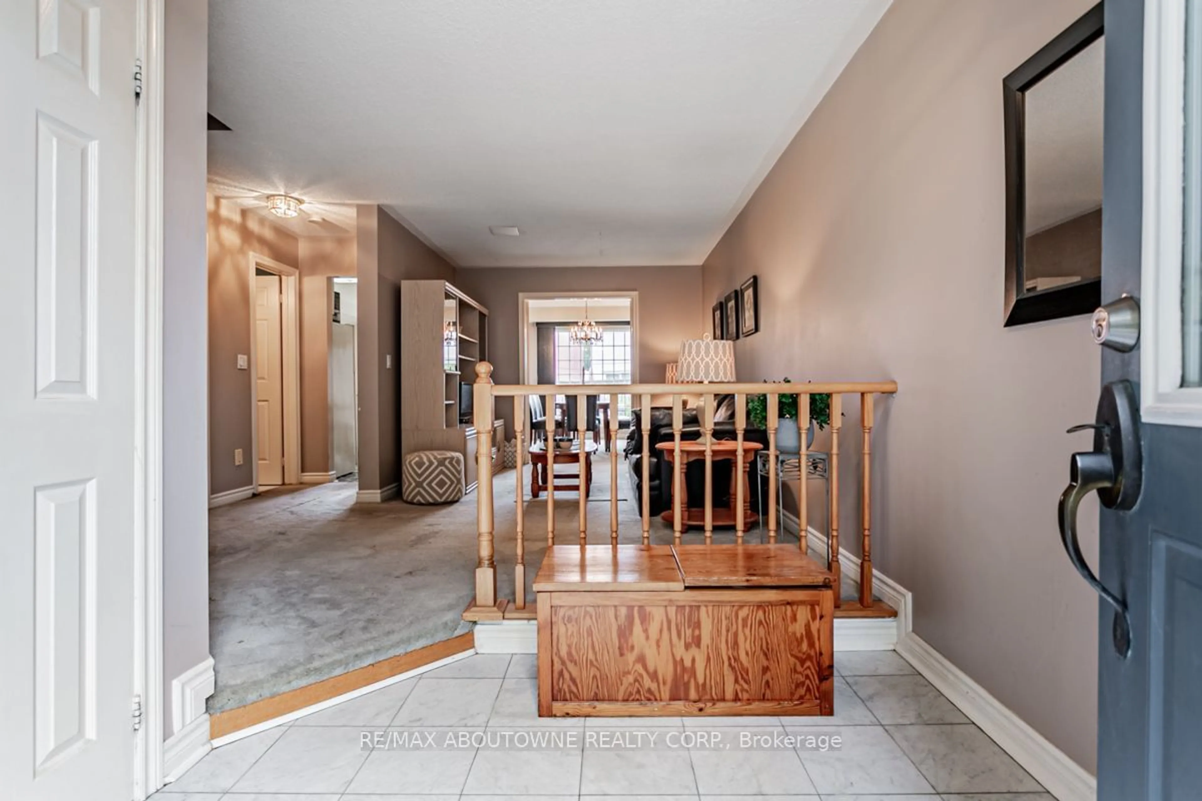 Indoor foyer for 27 Hartnell Sq #14, Brampton Ontario L6S 5W8