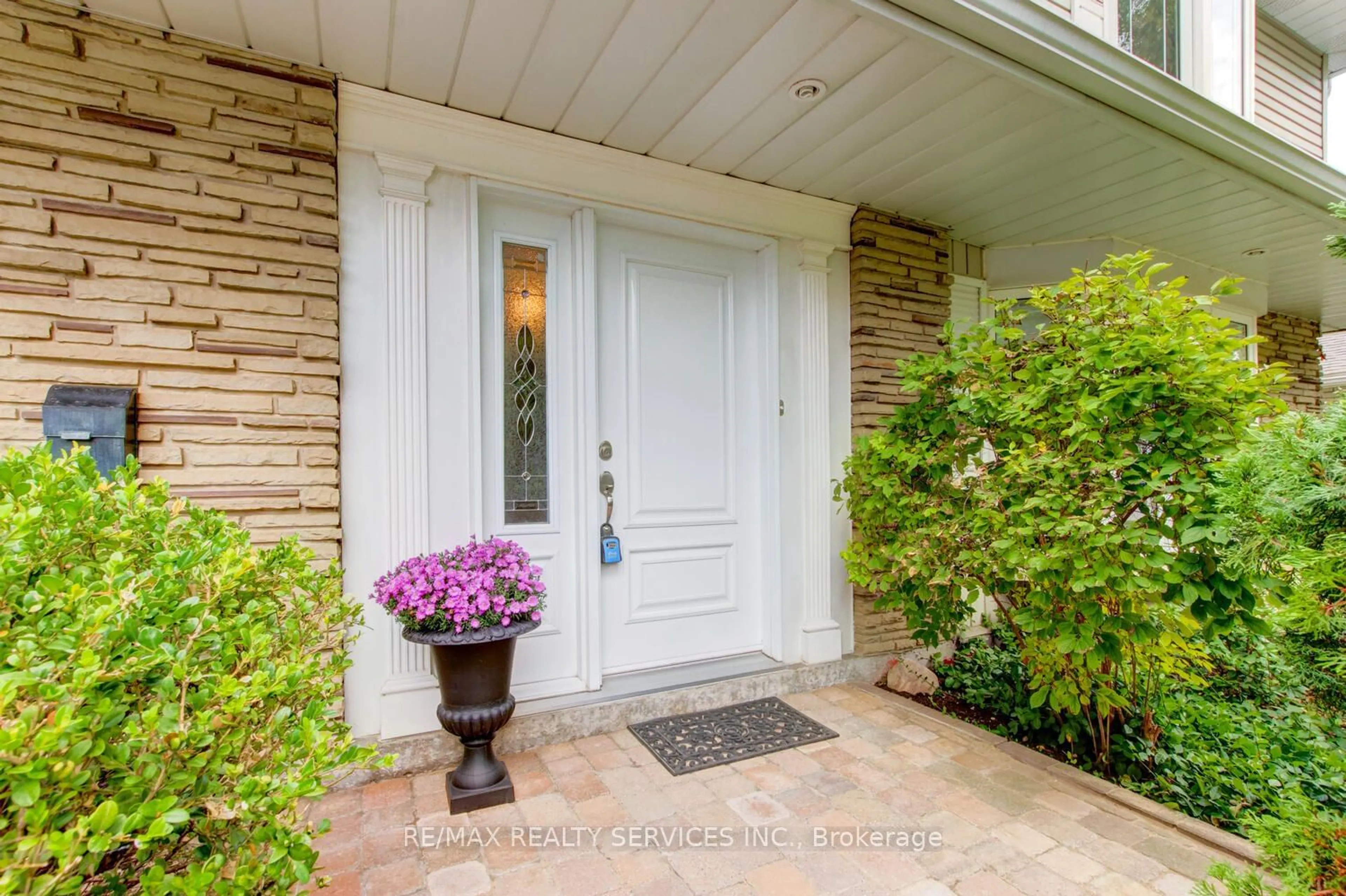 Indoor entryway for 121 Bartley Bull Pkwy, Brampton Ontario L6W 2J8