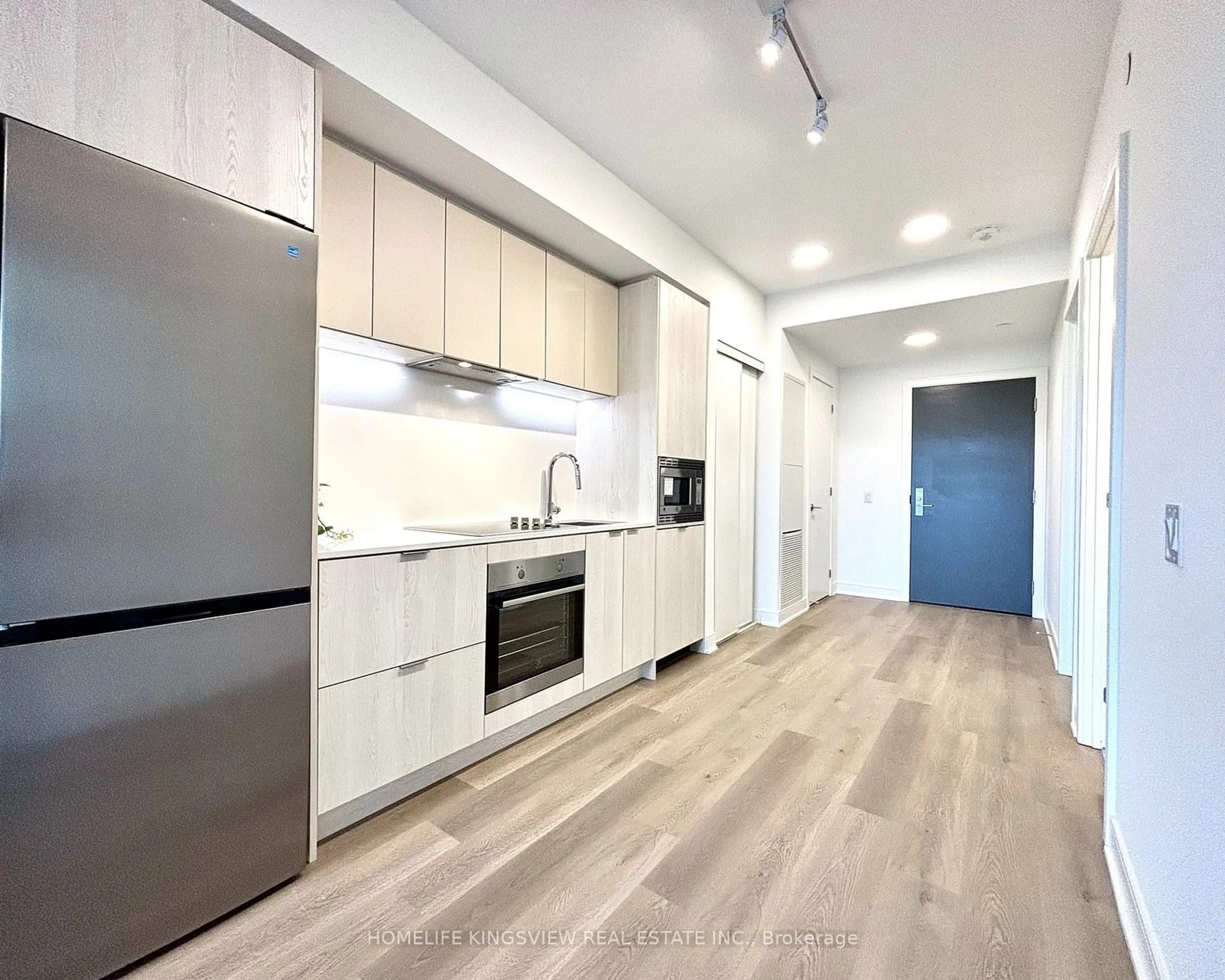 Standard kitchen, wood floors for 86 Dundas St #507, Mississauga Ontario L5A 0B1