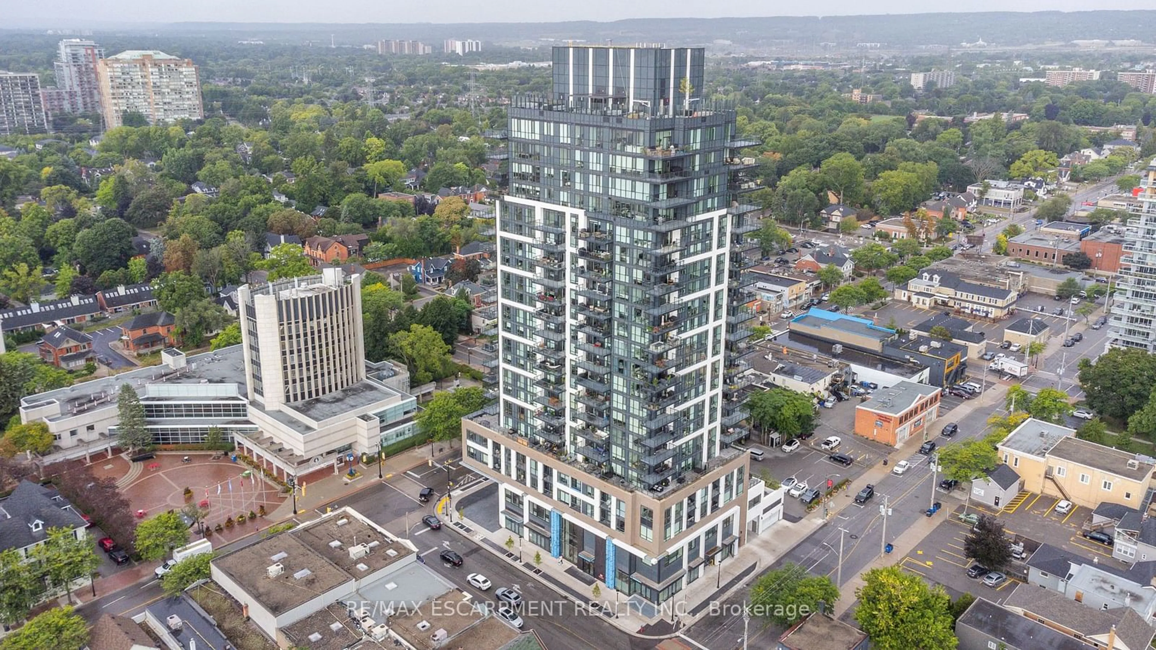 A pic from exterior of the house or condo, the view of city buildings for 2007 JAMES St #1401, Burlington Ontario L7R 0G7