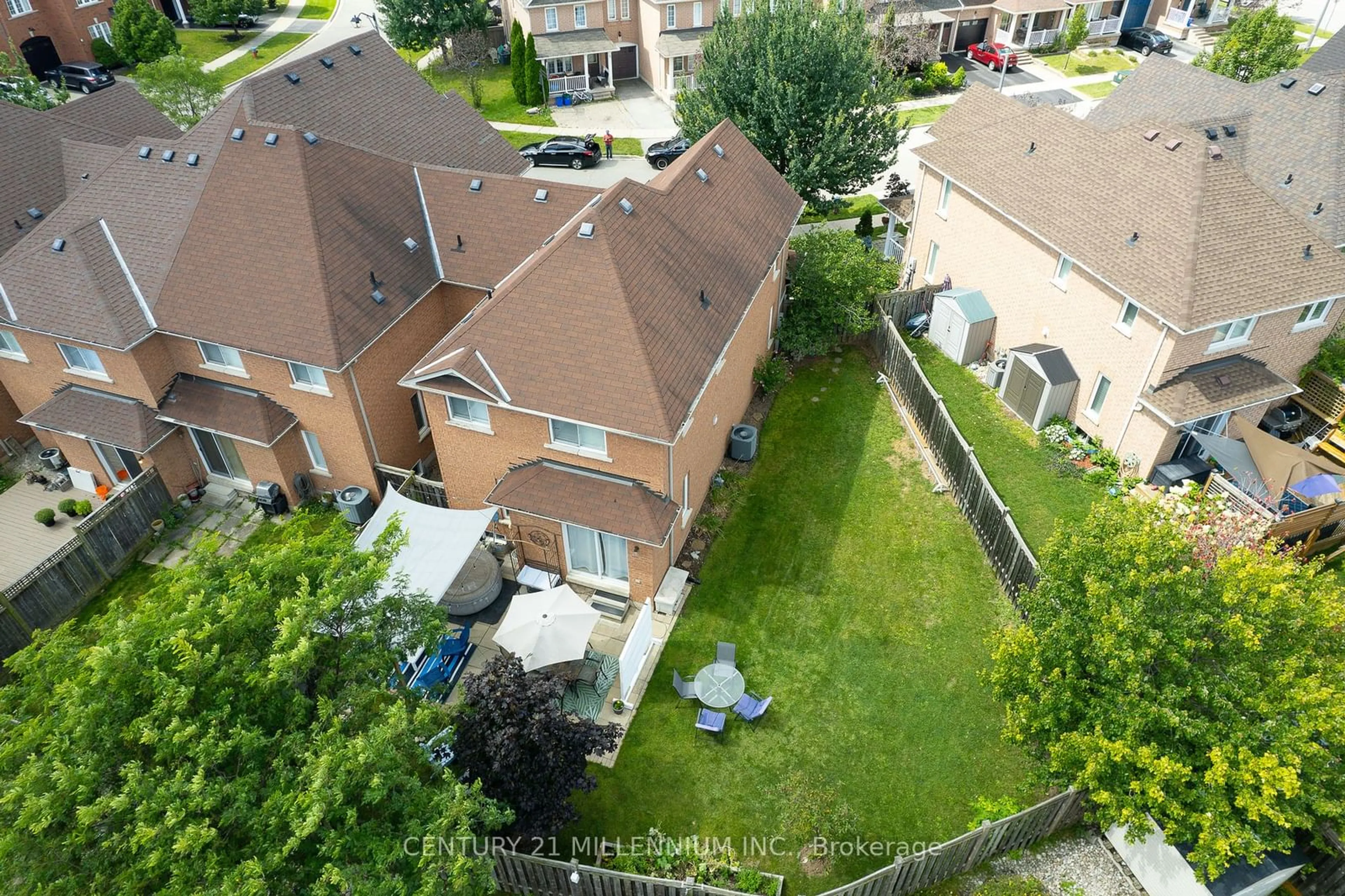 A pic from exterior of the house or condo, the fenced backyard for 2287 Saddlecreek Cres, Oakville Ontario L6M 5J6