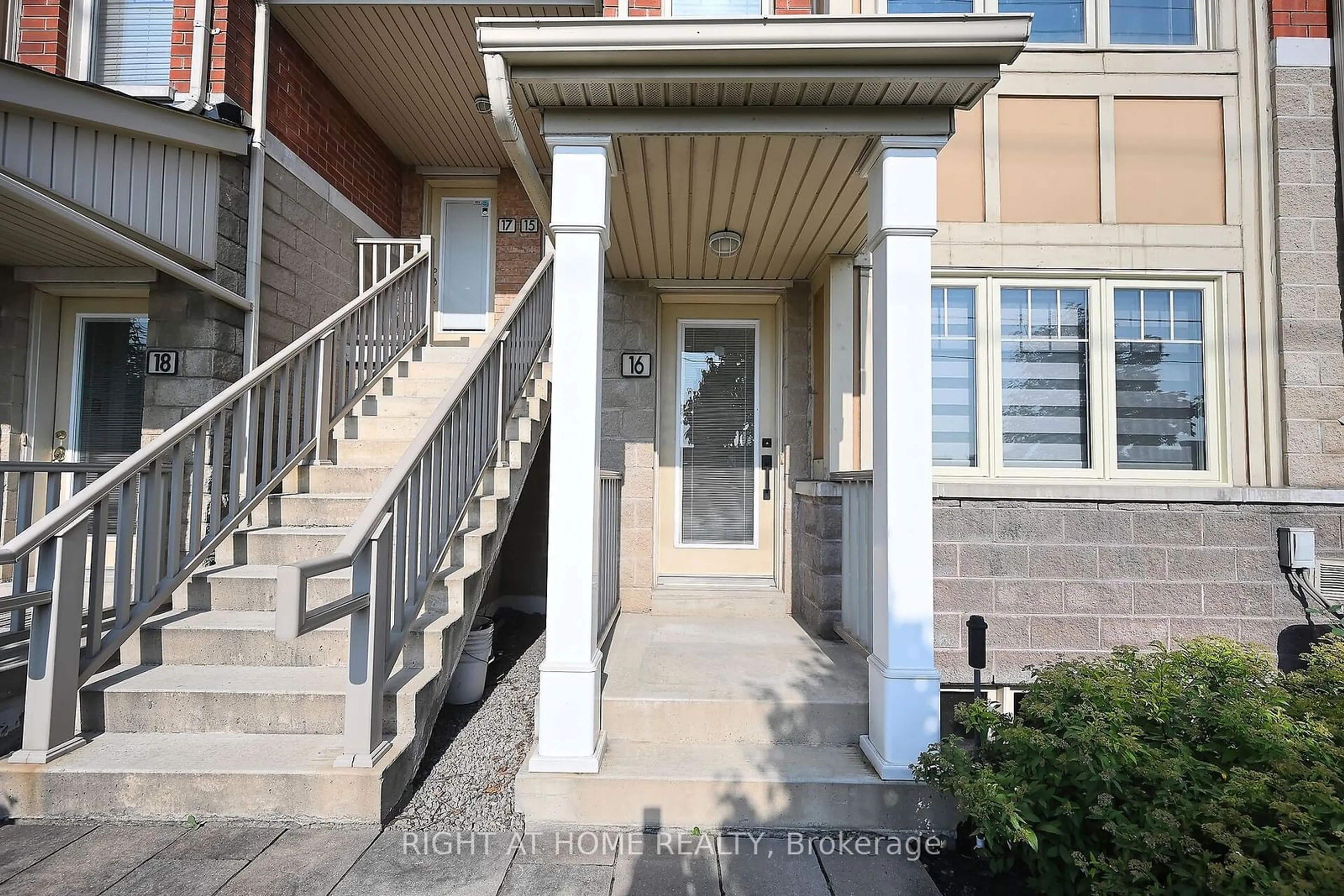 Indoor entryway for 3985 Eglinton Ave #16, Mississauga Ontario L5M 0E8