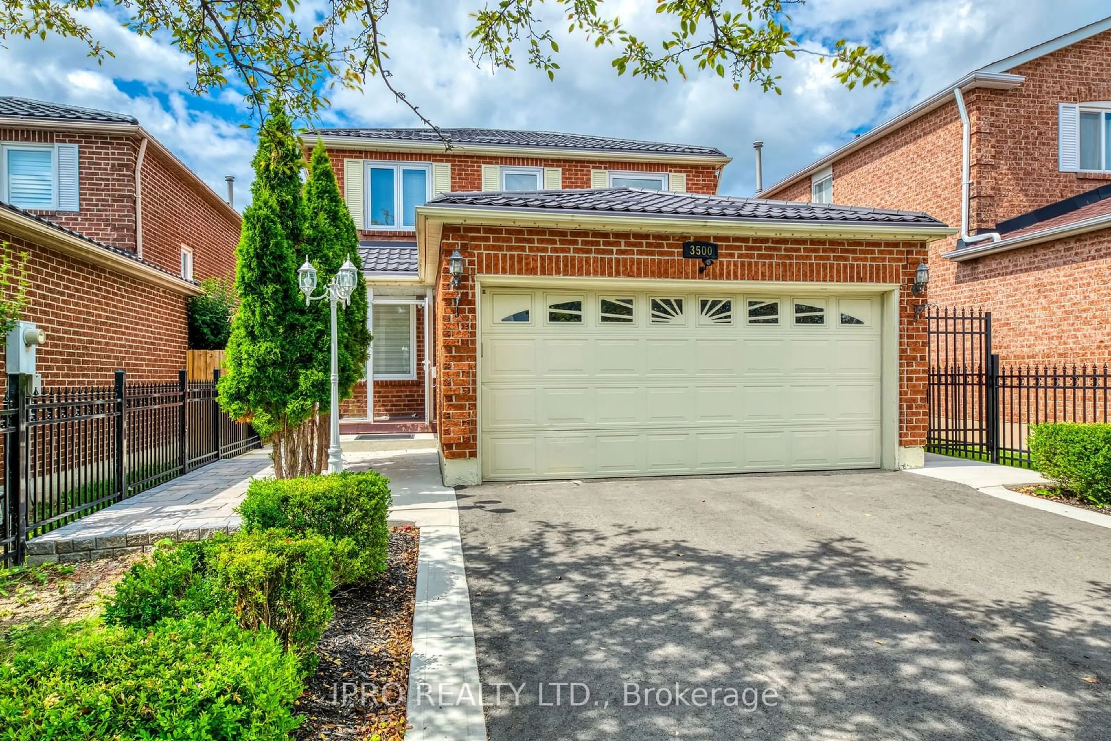 Home with brick exterior material for 3500 Croatia Dr, Mississauga Ontario L5B 3K9