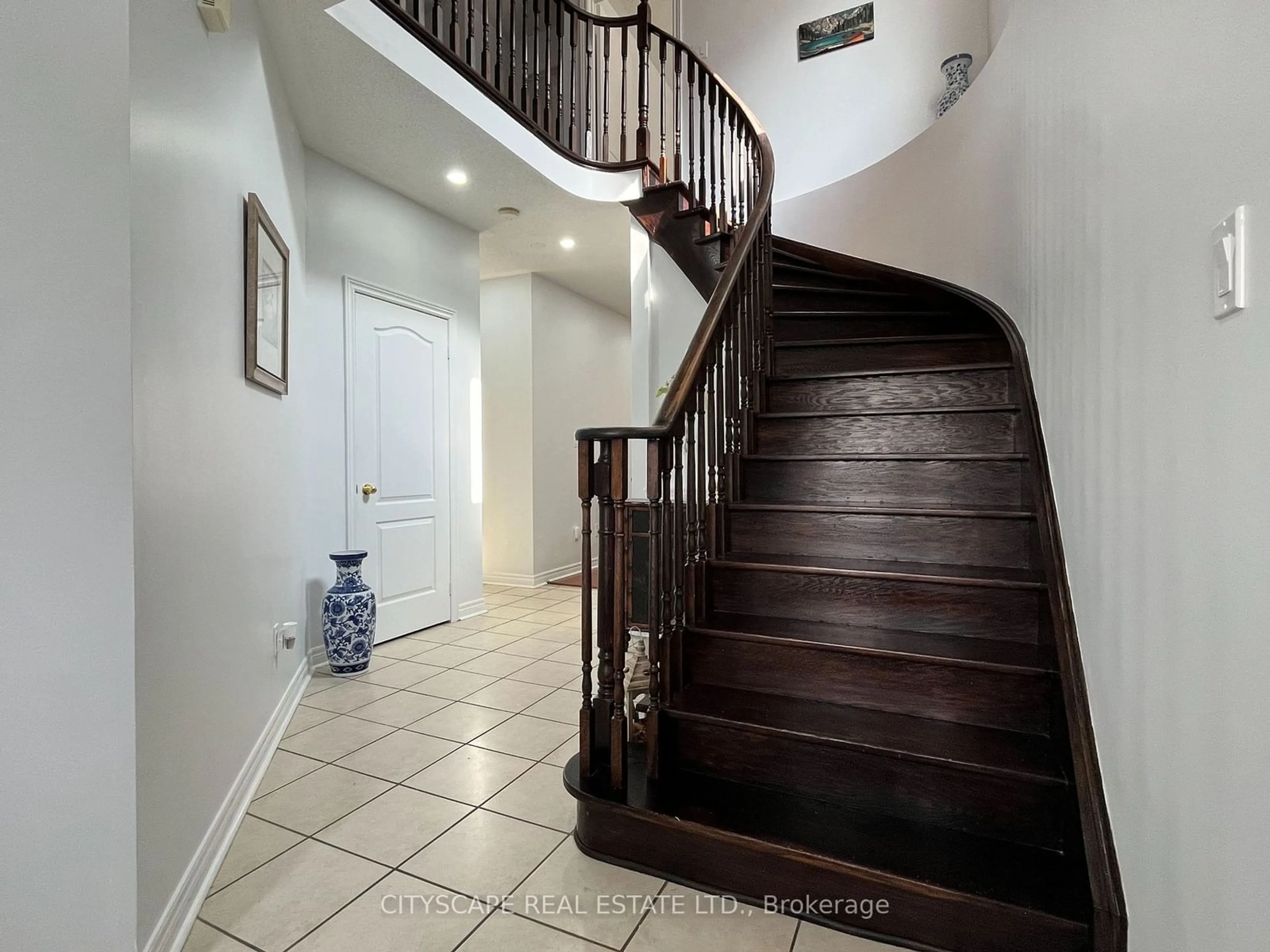 Indoor foyer, wood floors for 5033 Dubonet Dr, Mississauga Ontario L5M 7X1