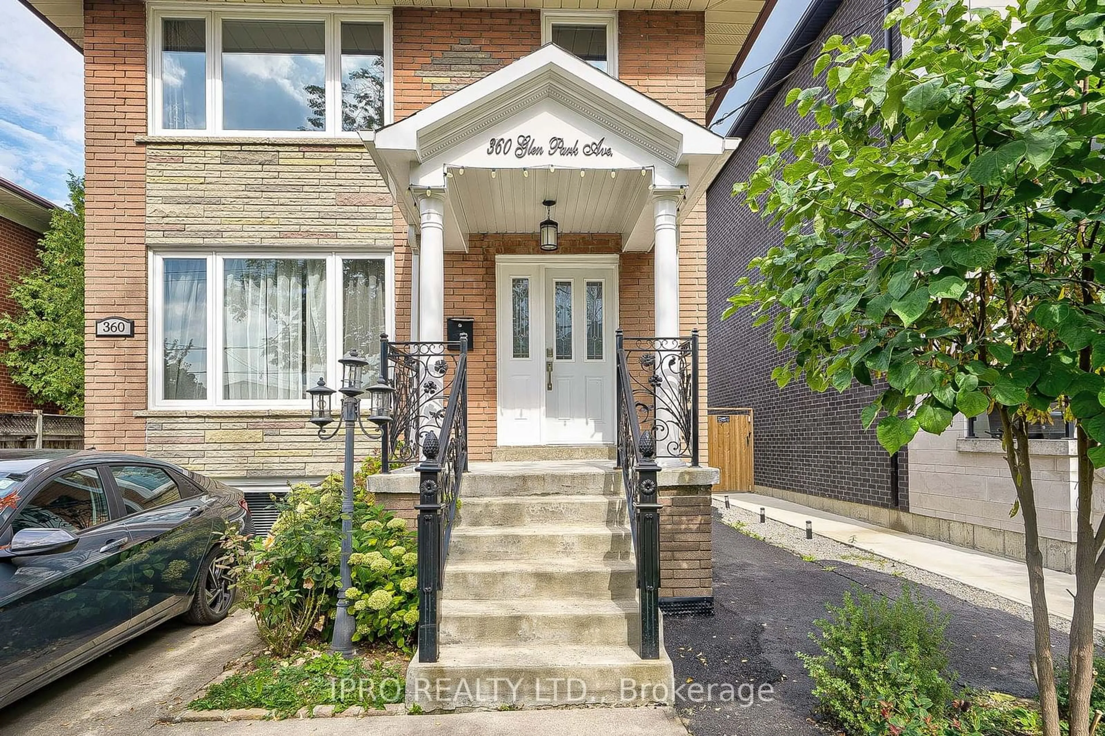 Indoor entryway for 360 Glen Park Ave, Toronto Ontario M6B 2E5