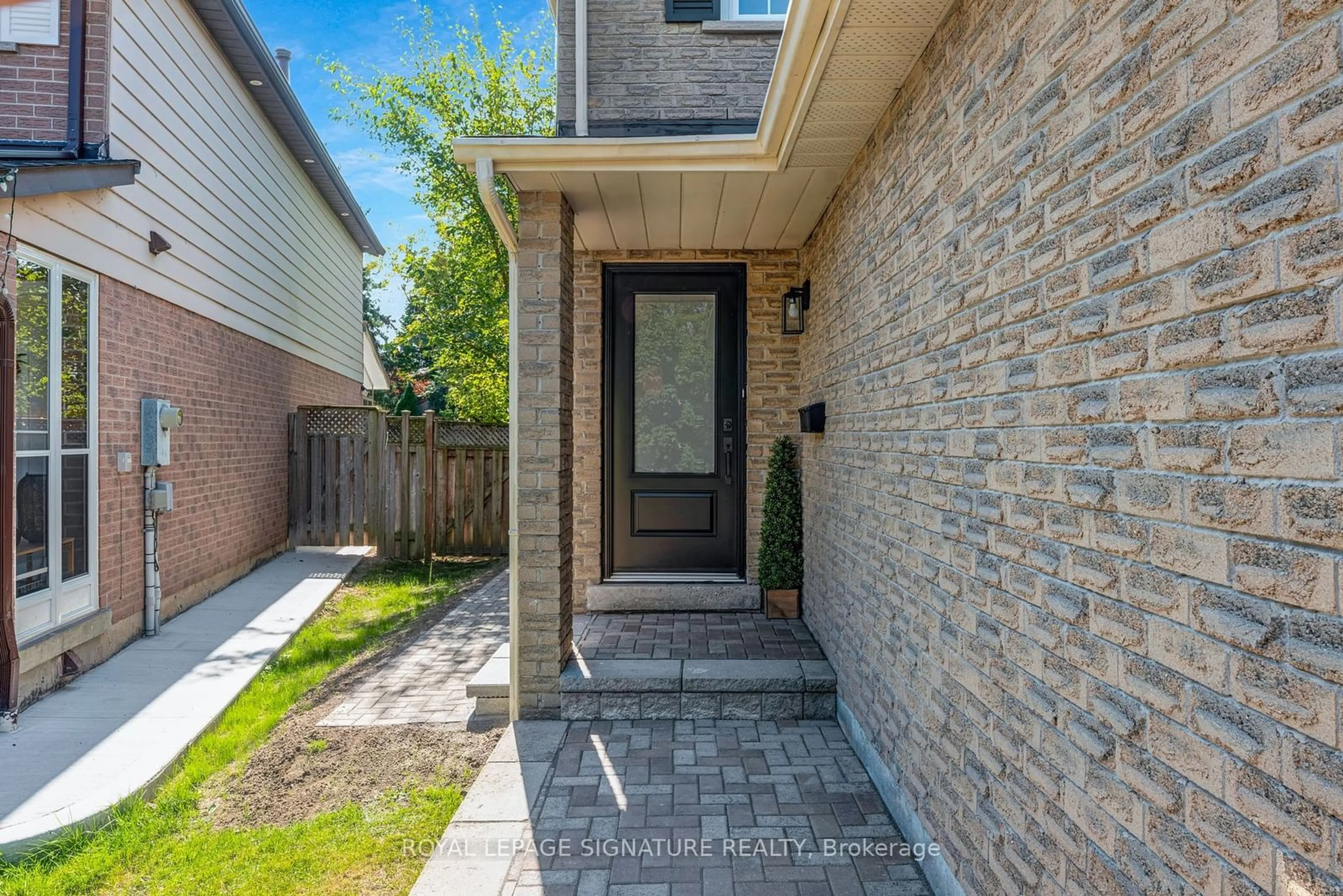 Home with brick exterior material for 6962 Harris Rd, Mississauga Ontario L5N 4Y9