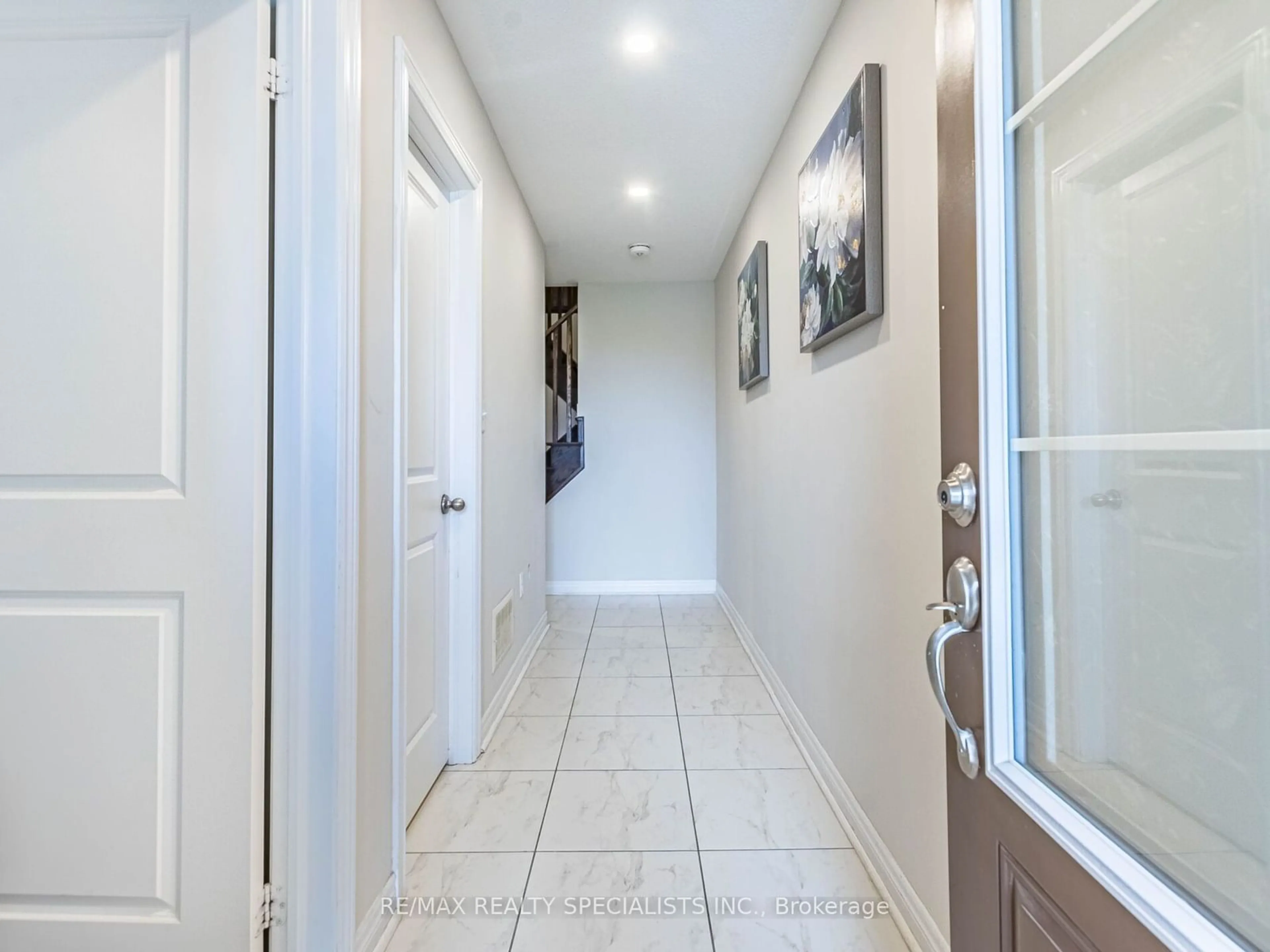 Indoor entryway for 29 Finegan Circ, Brampton Ontario L7A 4Z7