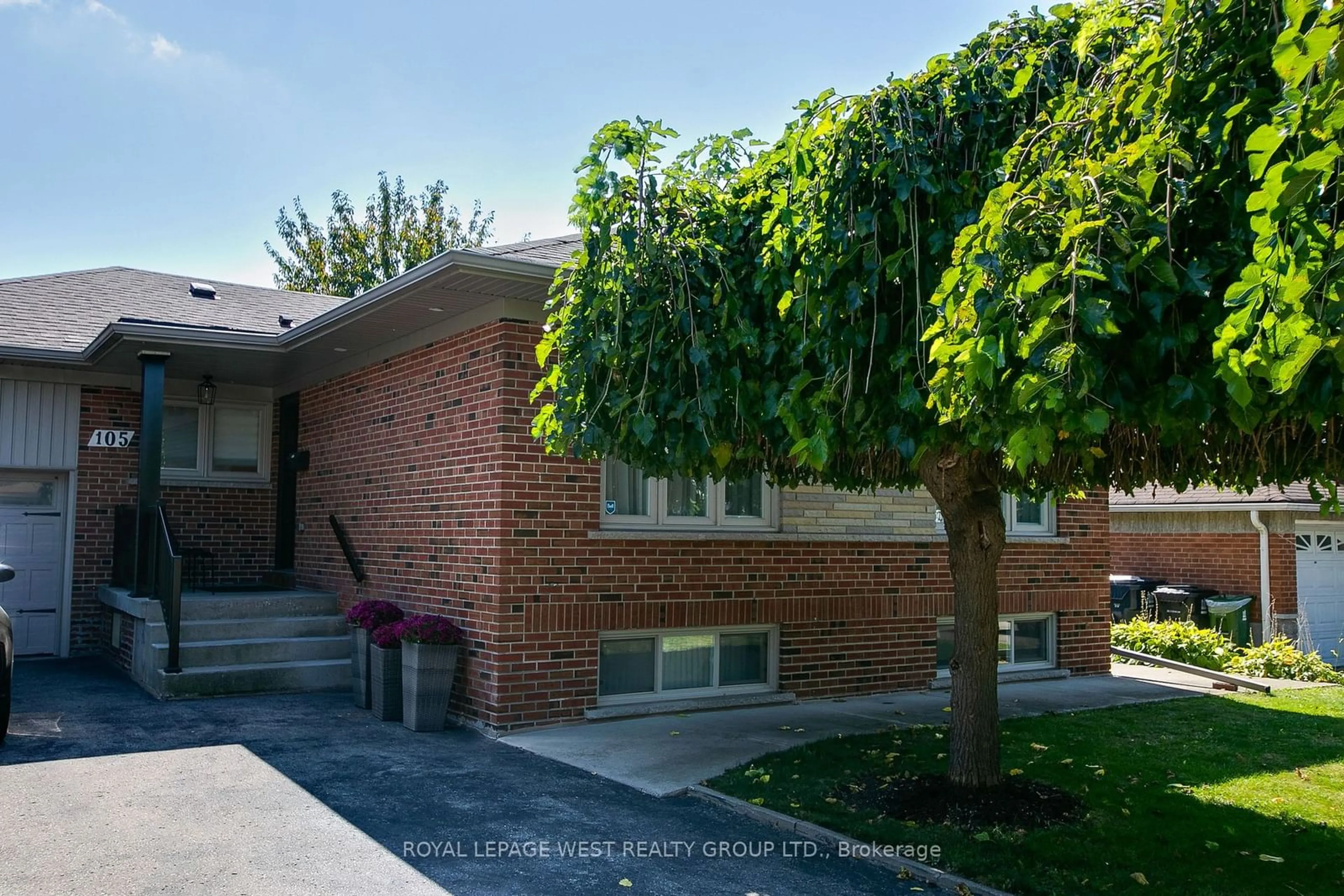 Home with brick exterior material for 105 Rustic Rd, Toronto Ontario M6L 1V9