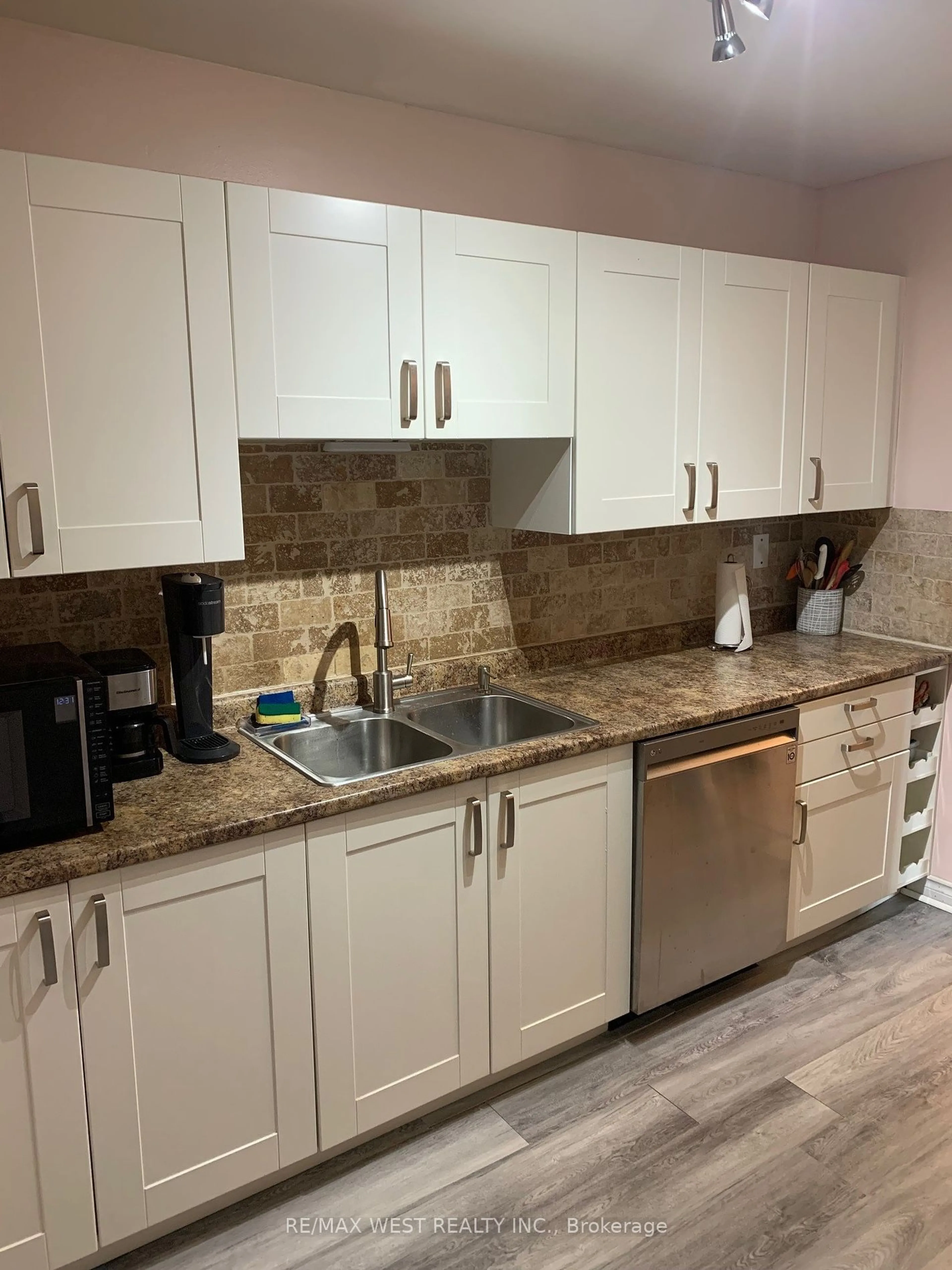 Standard kitchen, wood floors for 15 Elizabeth St #605, Mississauga Ontario L5G 2Z3