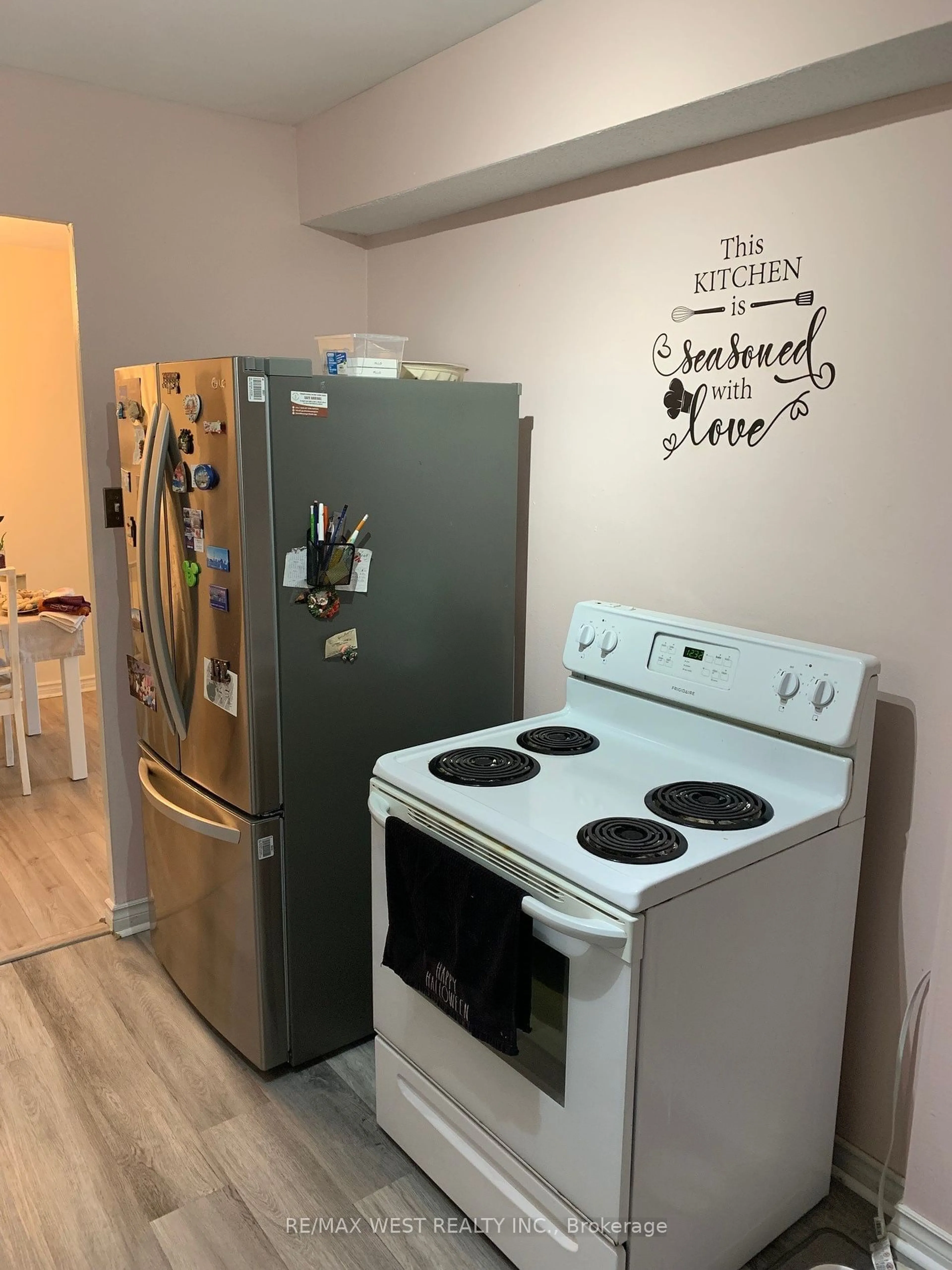 Standard kitchen for 15 Elizabeth St #605, Mississauga Ontario L5G 2Z3