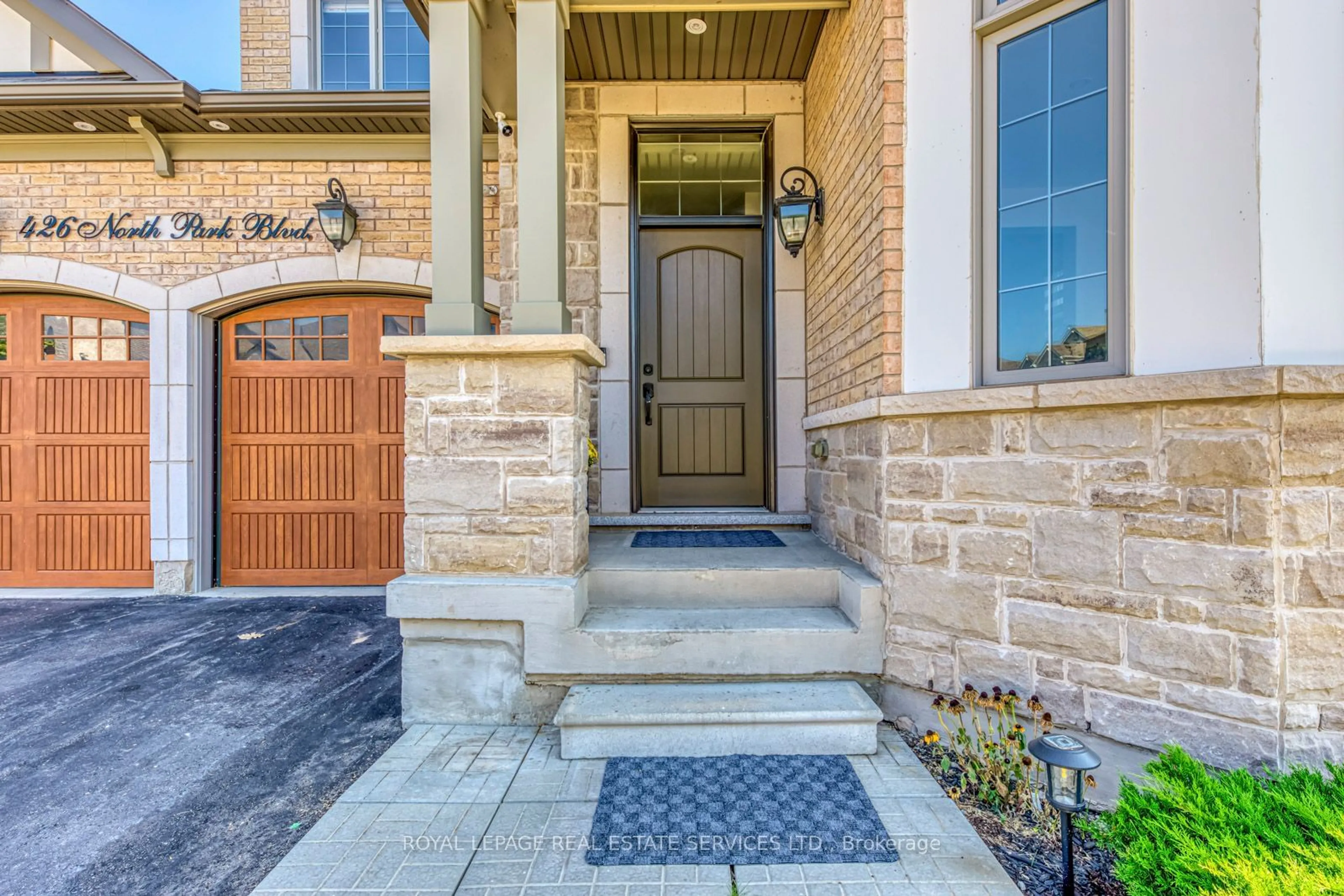 Indoor entryway for 426 North Park Blvd, Oakville Ontario L6M 1N3