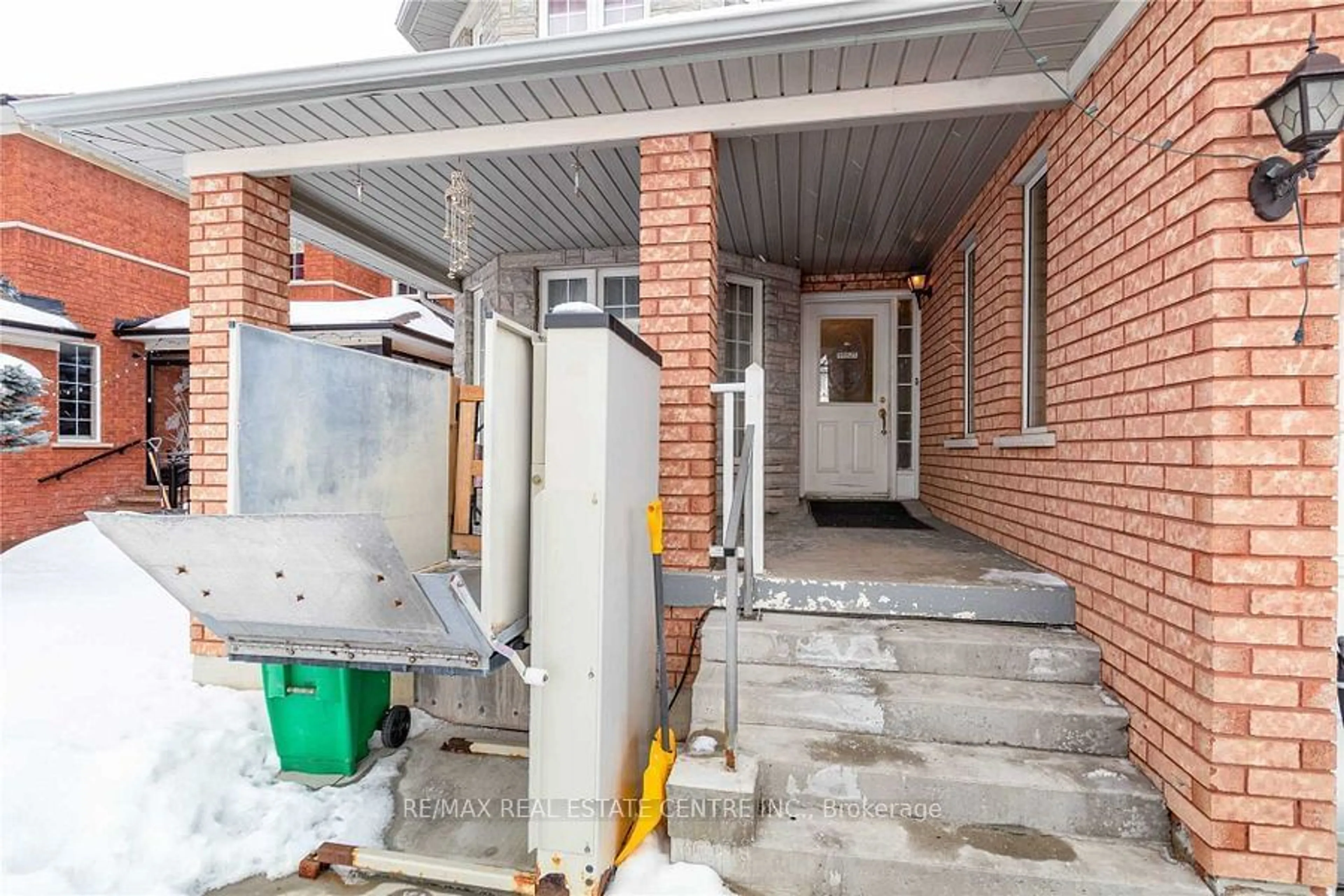 Indoor foyer for 21 Sprucelands Ave, Brampton Ontario L6R 1M5