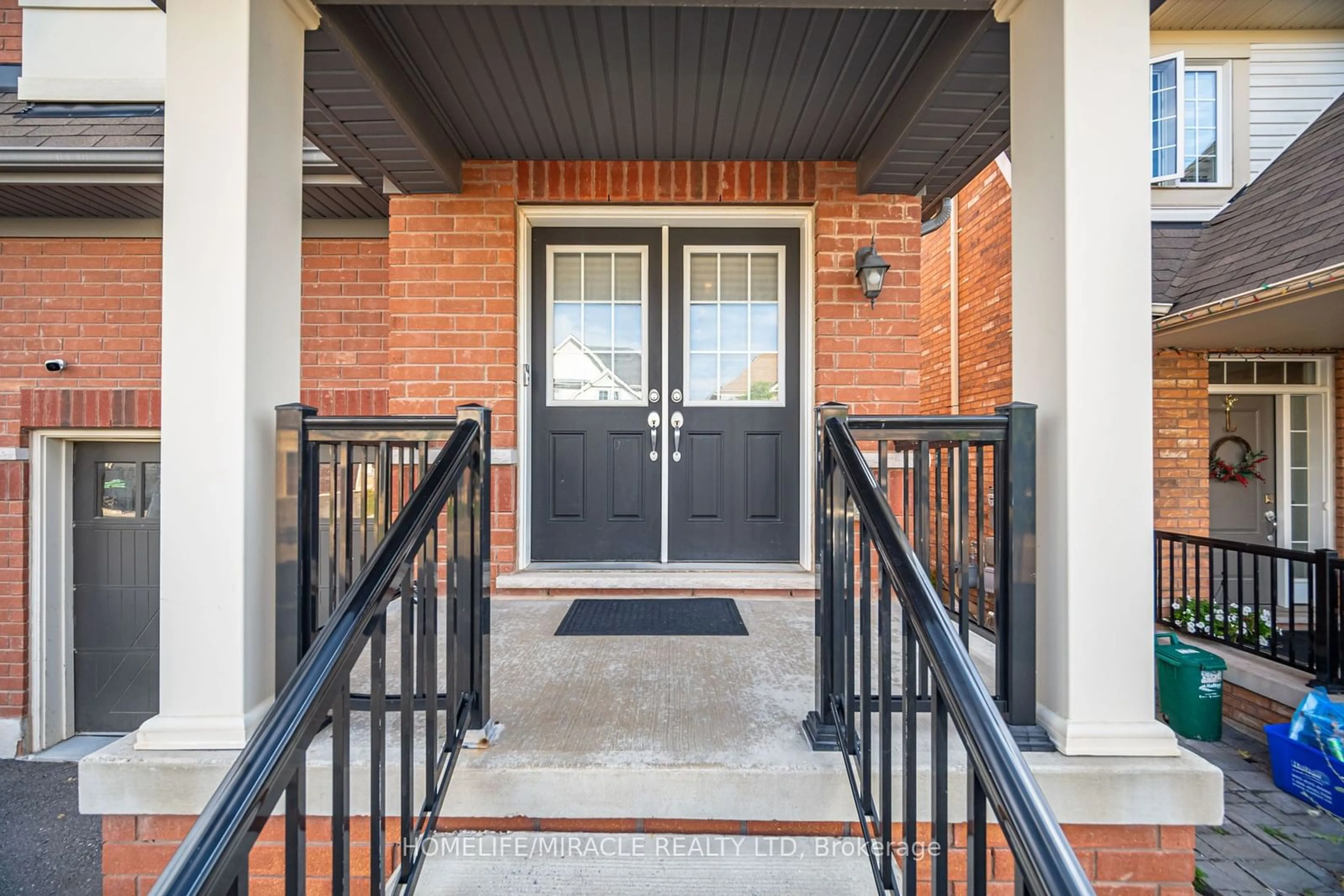 Indoor entryway, wood floors for 815 Miltonbrook Cres, Milton Ontario L9T 7P5