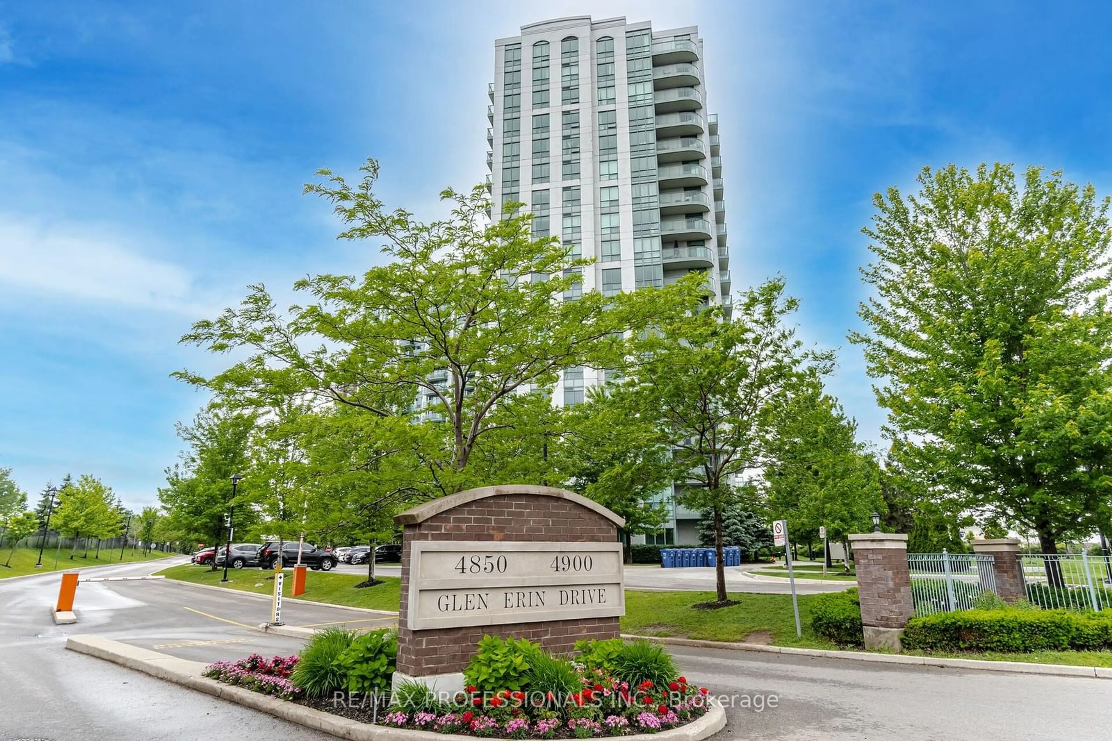 A pic from exterior of the house or condo for 4900 Glen Erin Dr #1208, Mississauga Ontario L5M 7S2