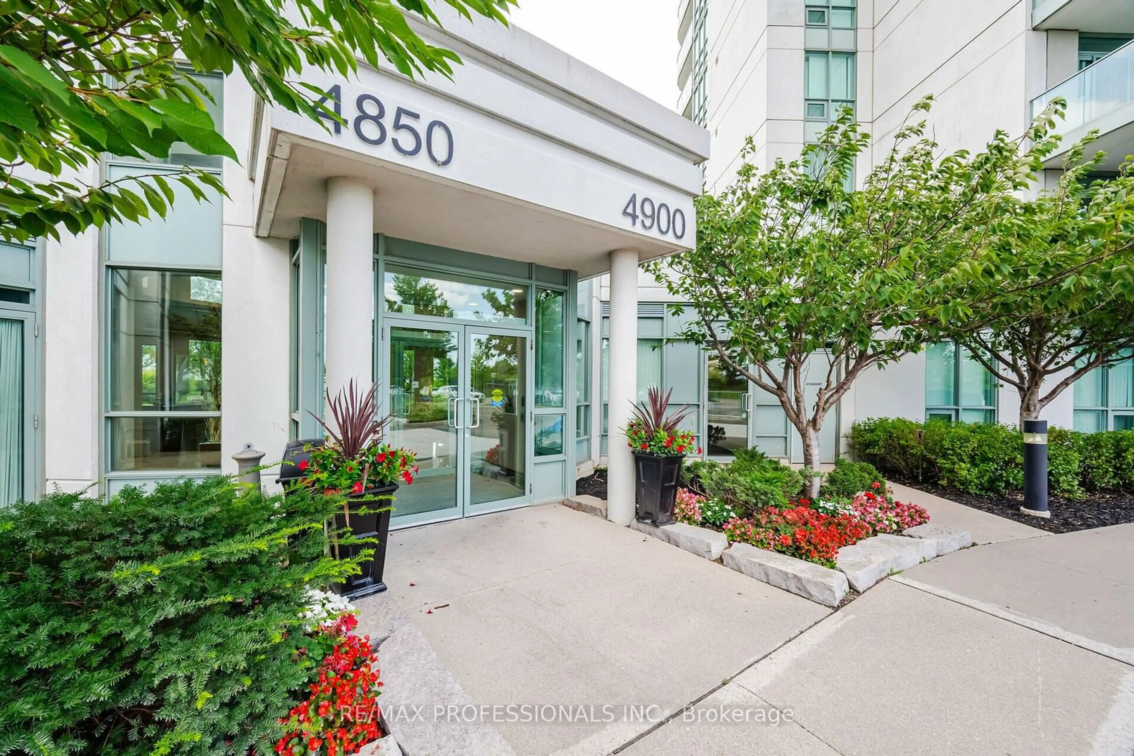 A pic from exterior of the house or condo for 4900 Glen Erin Dr #1208, Mississauga Ontario L5M 7S2