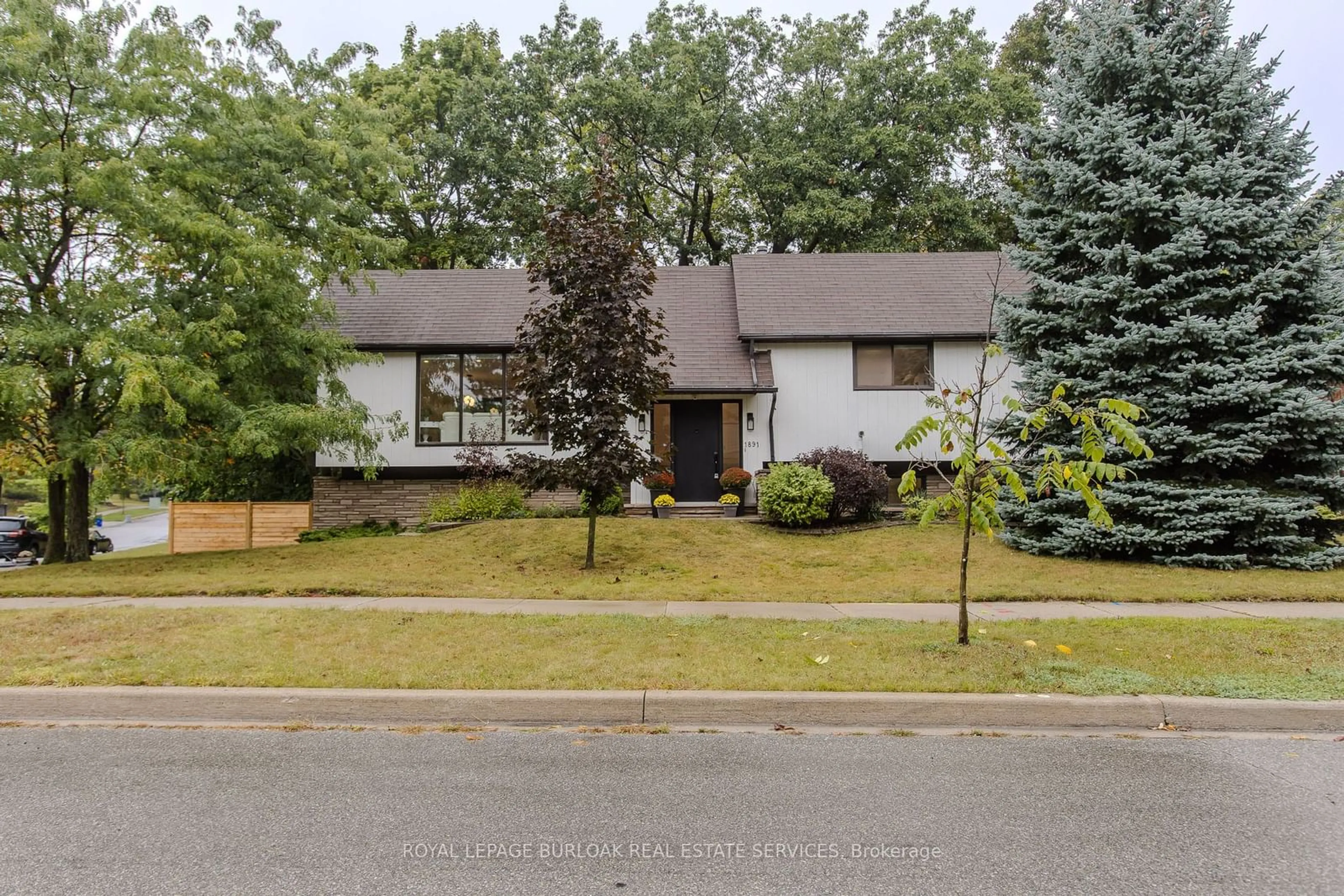 Frontside or backside of a home, the street view for 1891 Heather Hills Dr, Burlington Ontario L7P 2Z1