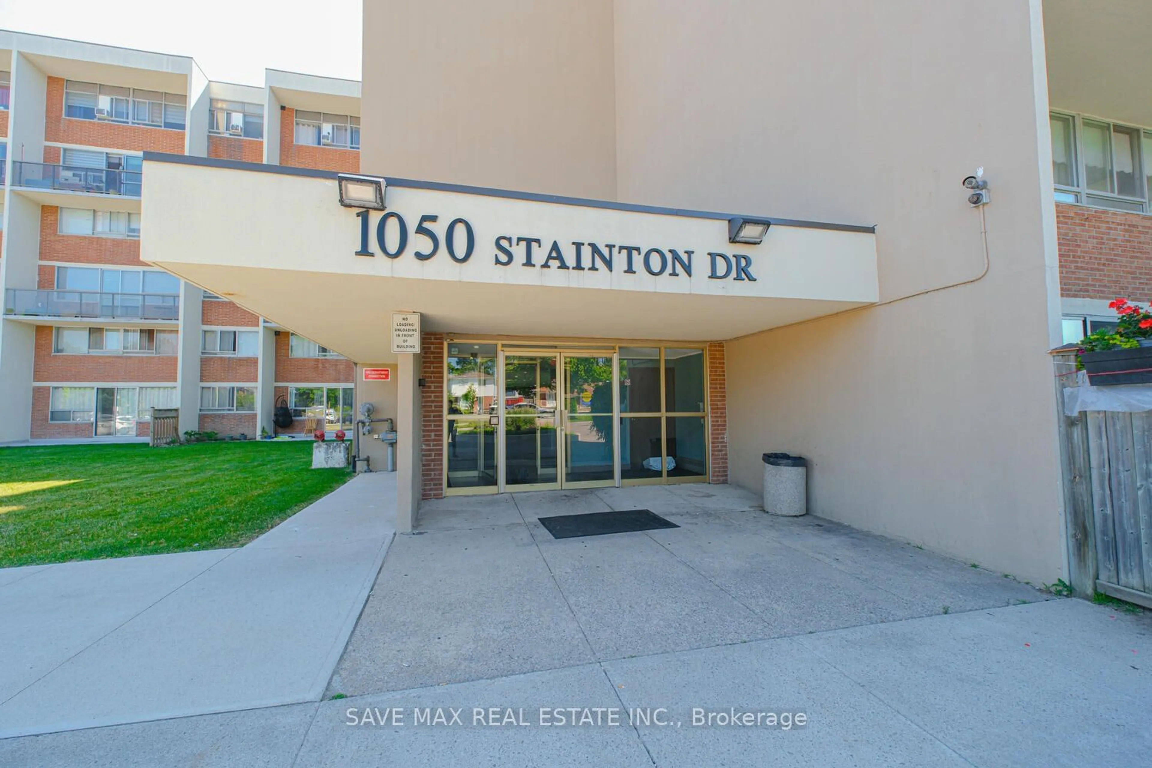 Indoor foyer for 1050 Stainton Dr #322, Mississauga Ontario L5C 2T7