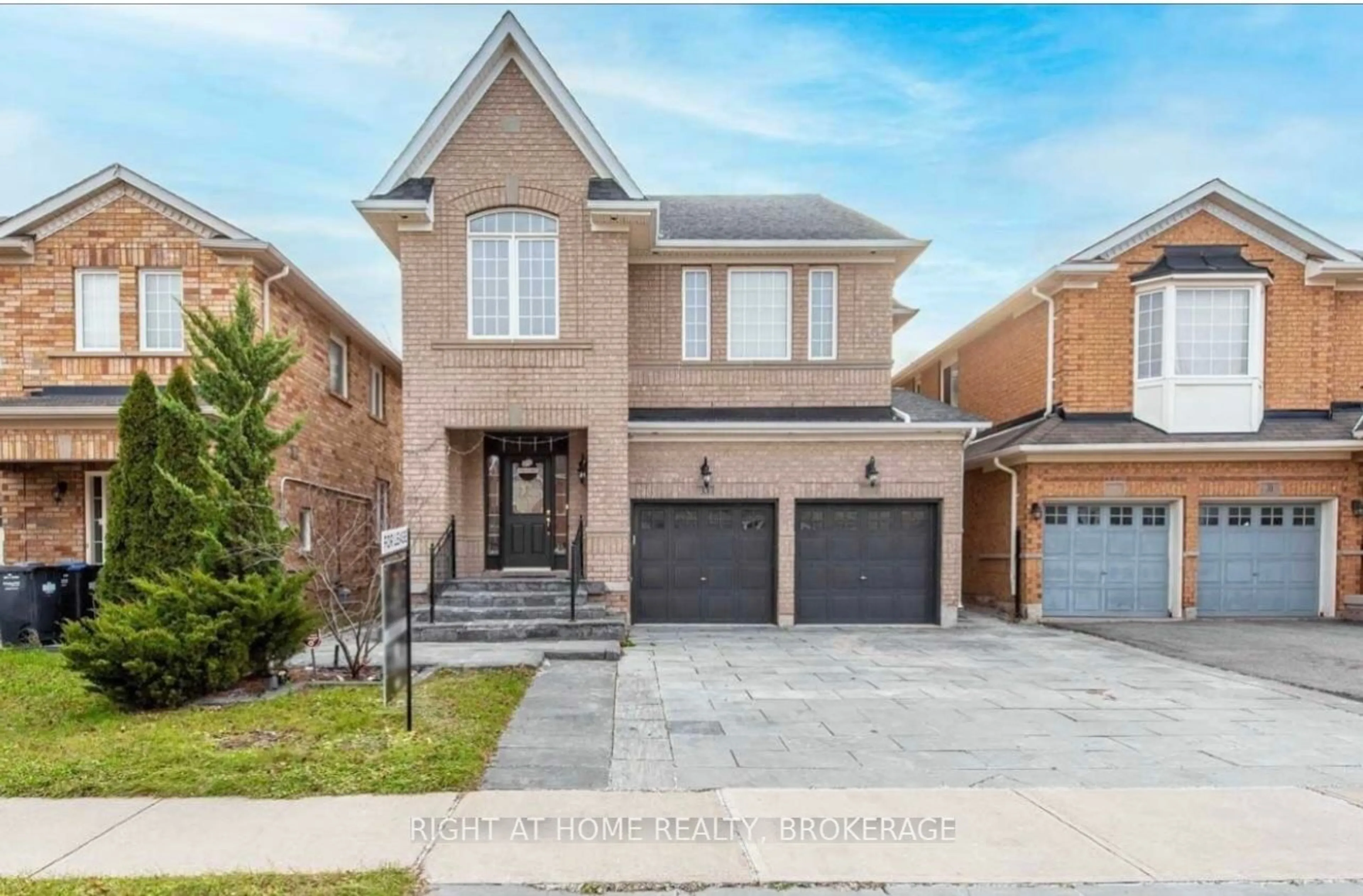 Home with brick exterior material for 33 Crannyfield Dr, Brampton Ontario L7A 3X2