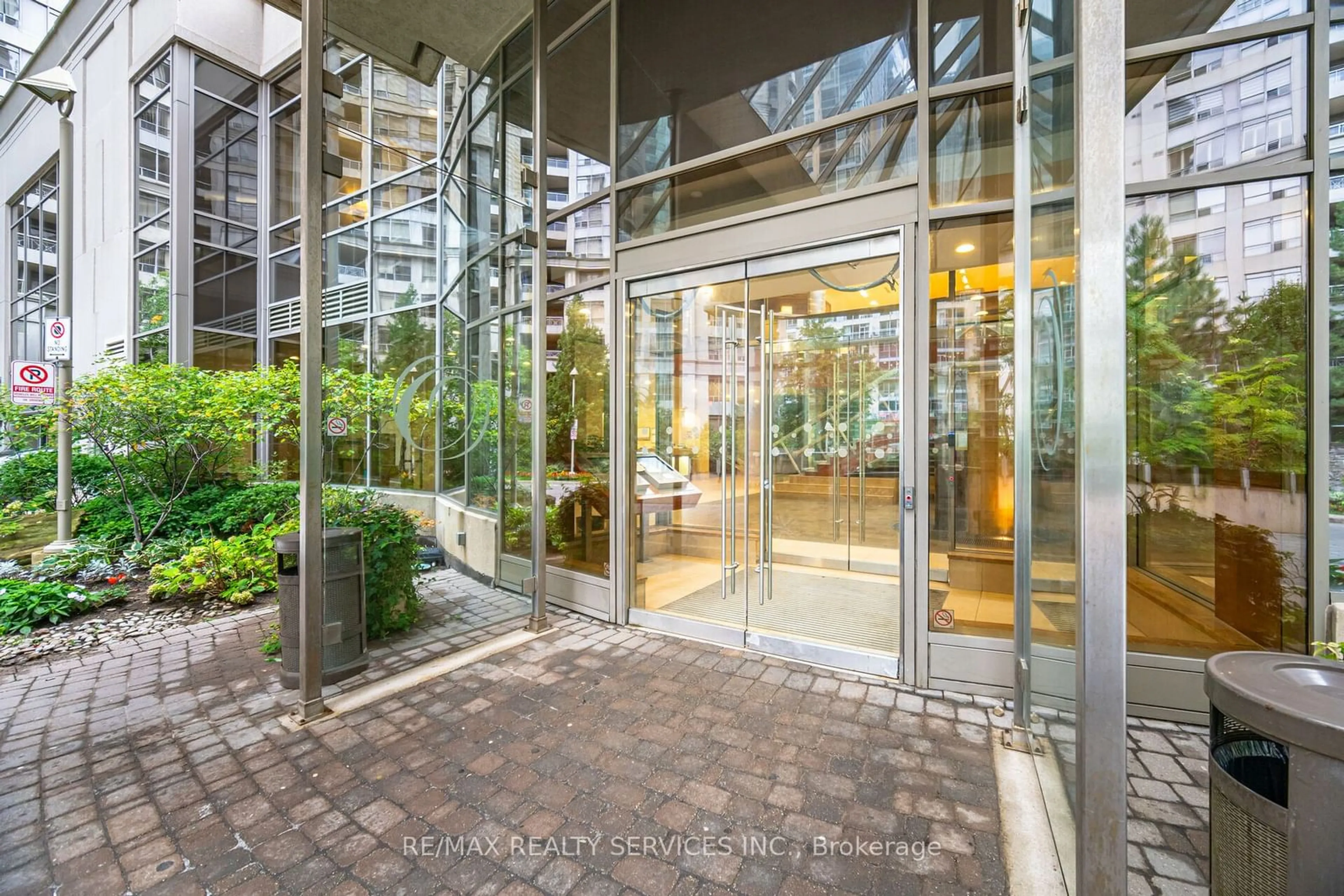 Indoor foyer for 3880 Duke Of York Blvd #717, Mississauga Ontario L5B 4M7