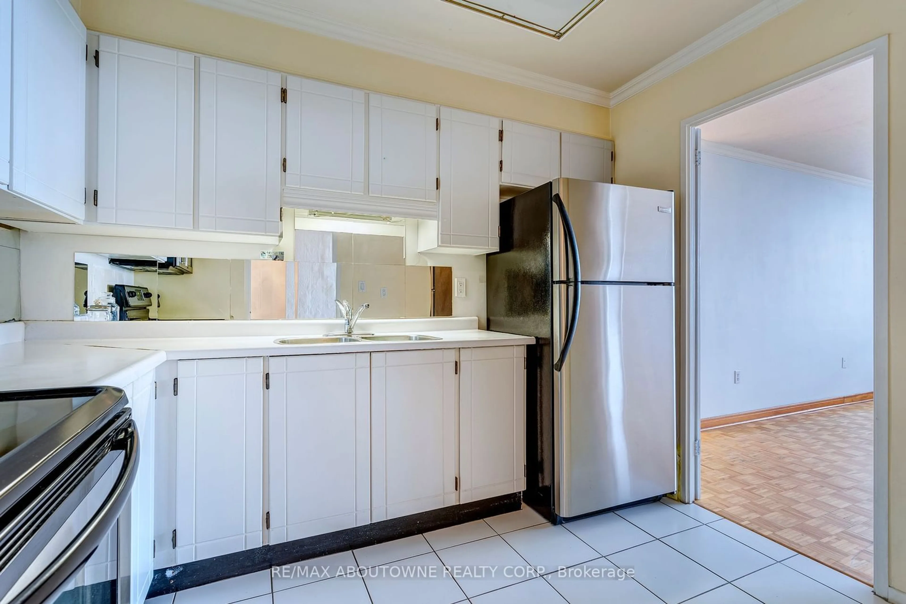 Standard kitchen for 2263 Marine Dr #1006, Oakville Ontario L6L 5K1