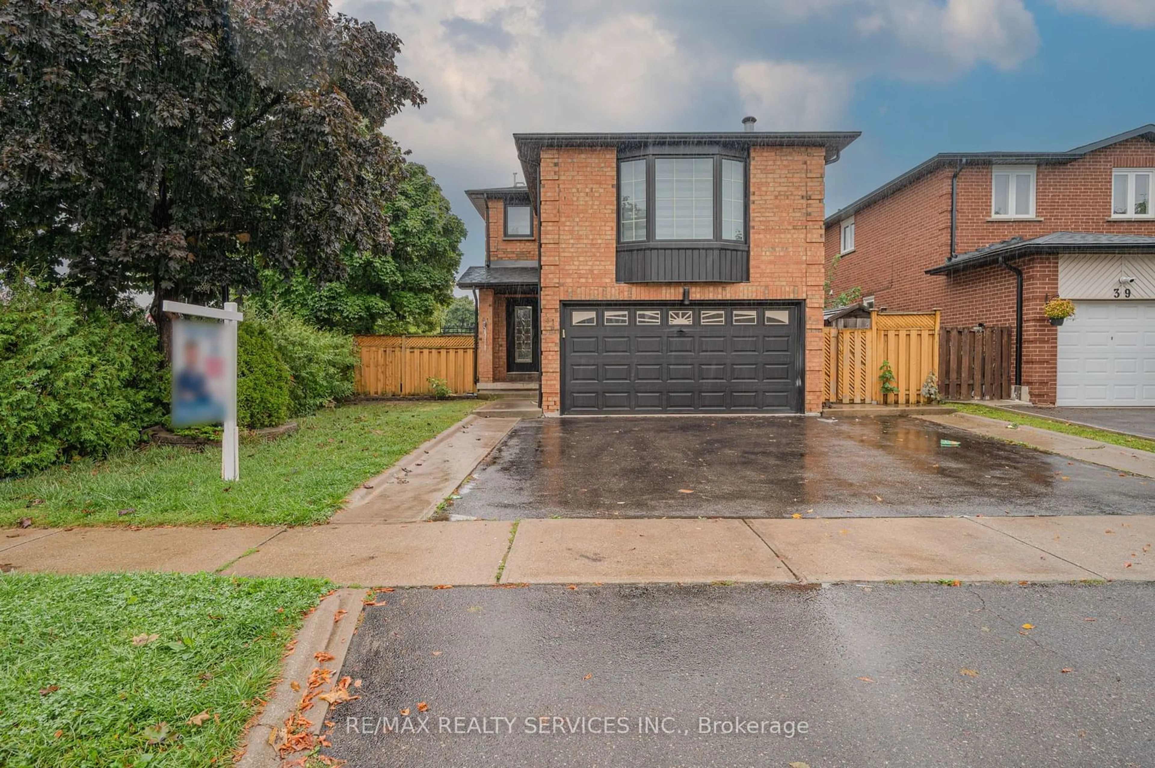 Frontside or backside of a home for 41 Cashel St, Brampton Ontario L6Z 2Y8