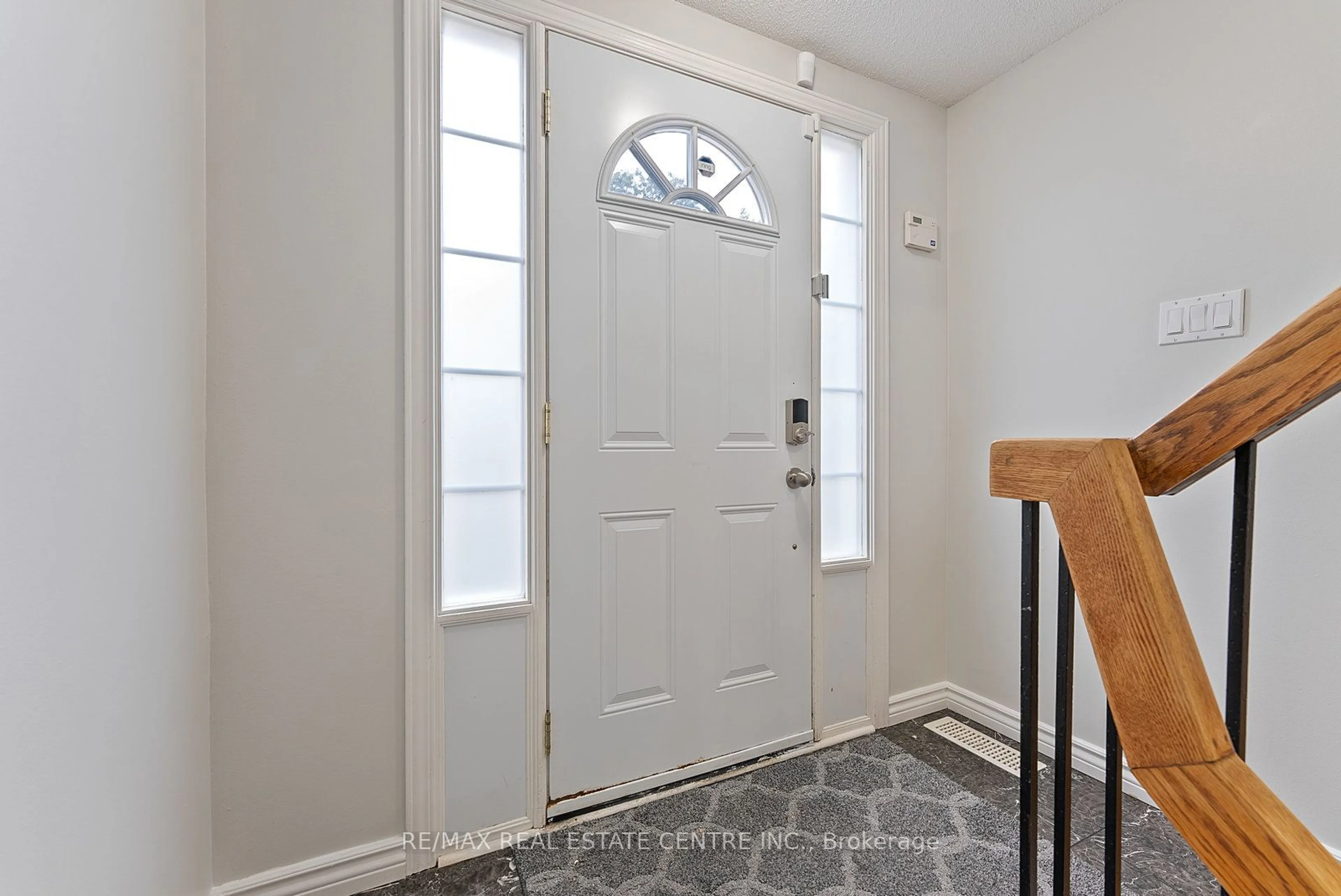 Indoor entryway for 830 Stainton Dr #10, Mississauga Ontario L5C 2Z3