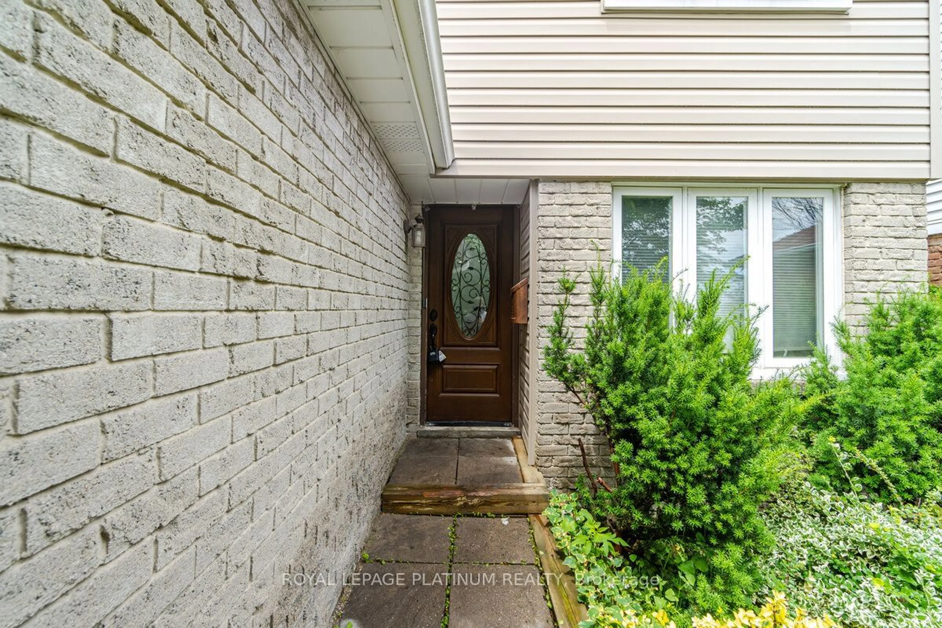 Home with brick exterior material for 4 Mayfair Cres, Brampton Ontario L6S 3N4