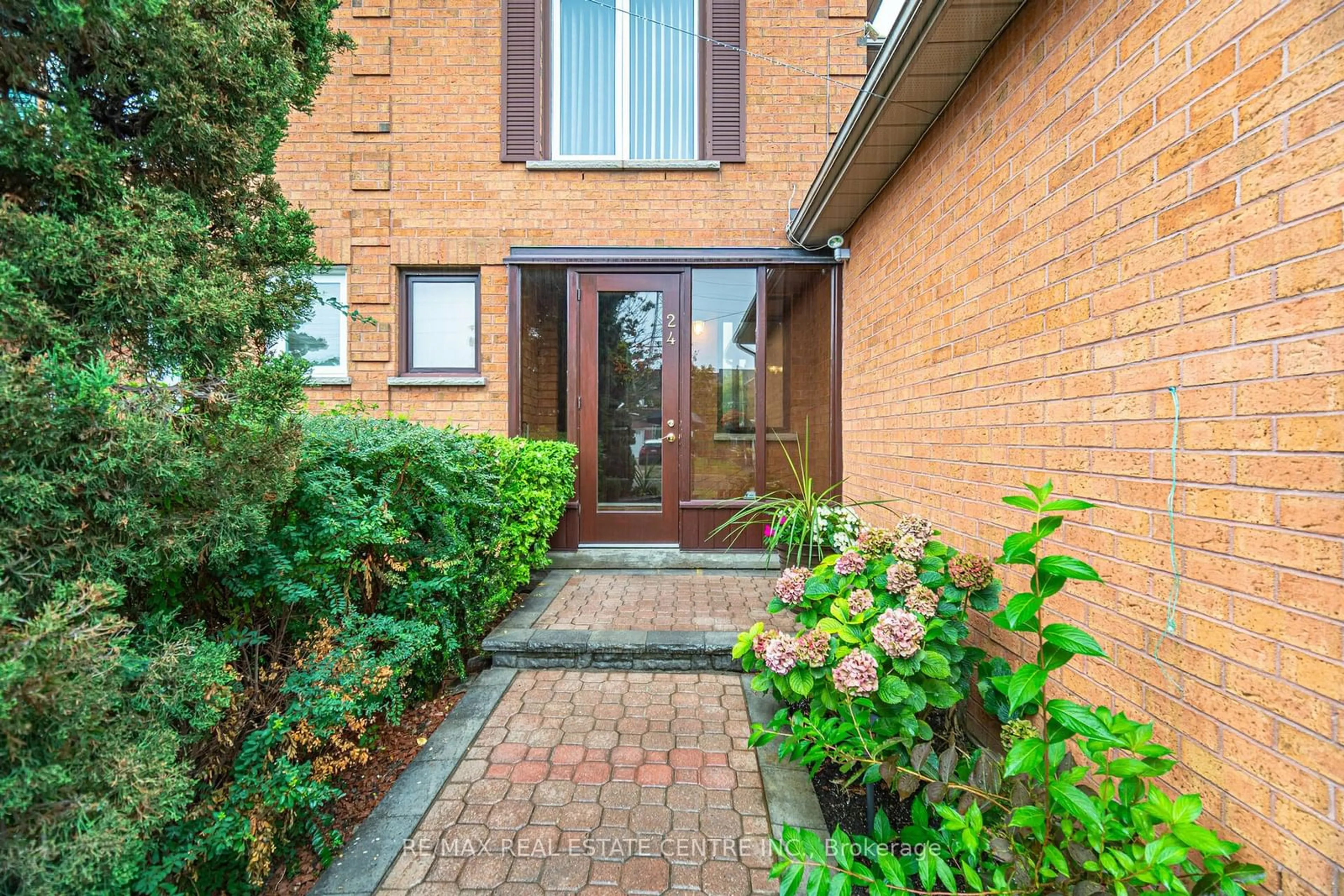 Indoor foyer, wood floors for 24 Acadian Hts, Brampton Ontario L6Y 4H4