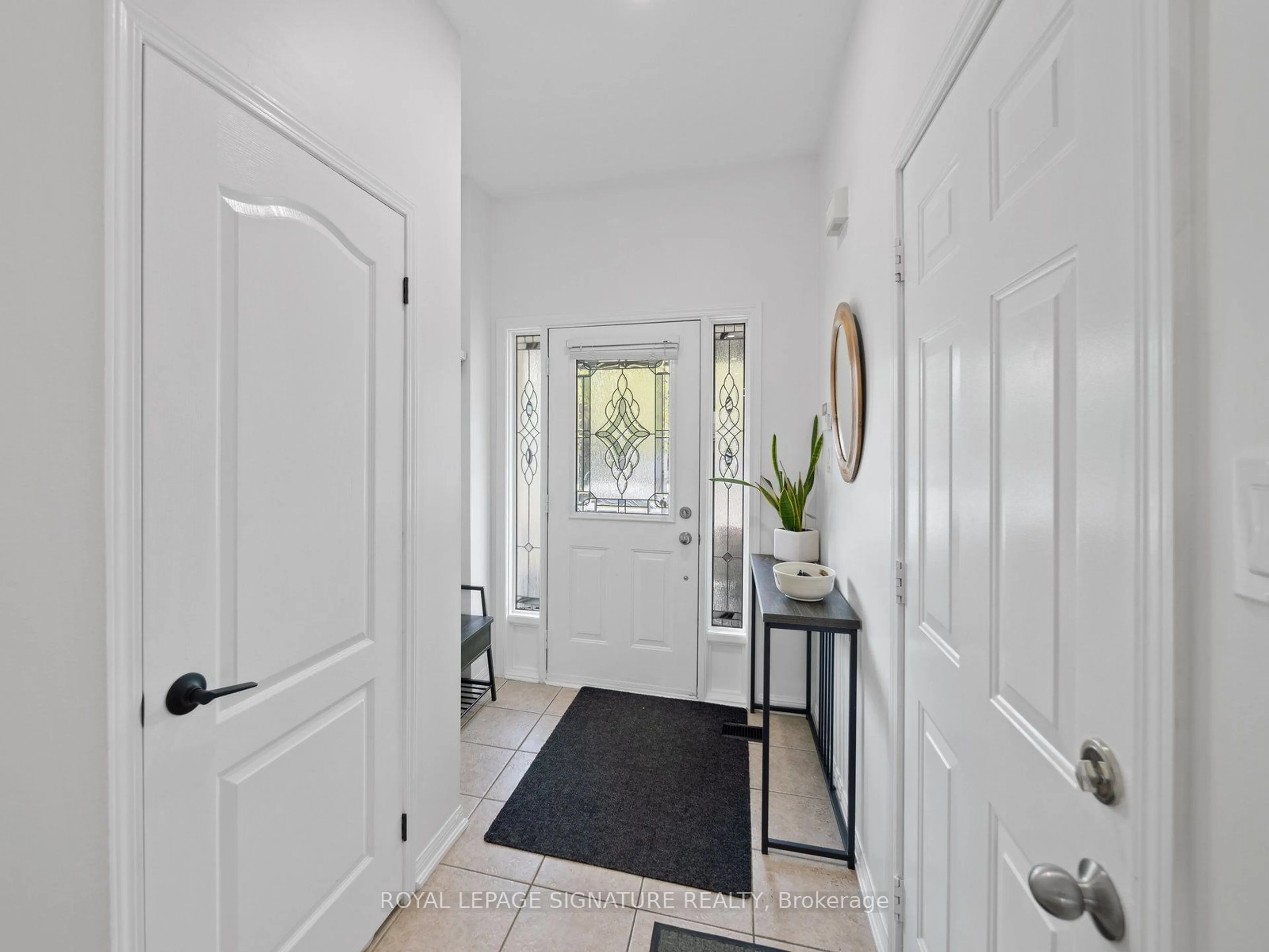 Indoor entryway for 1116 Houston Dr, Milton Ontario L9T 6E8