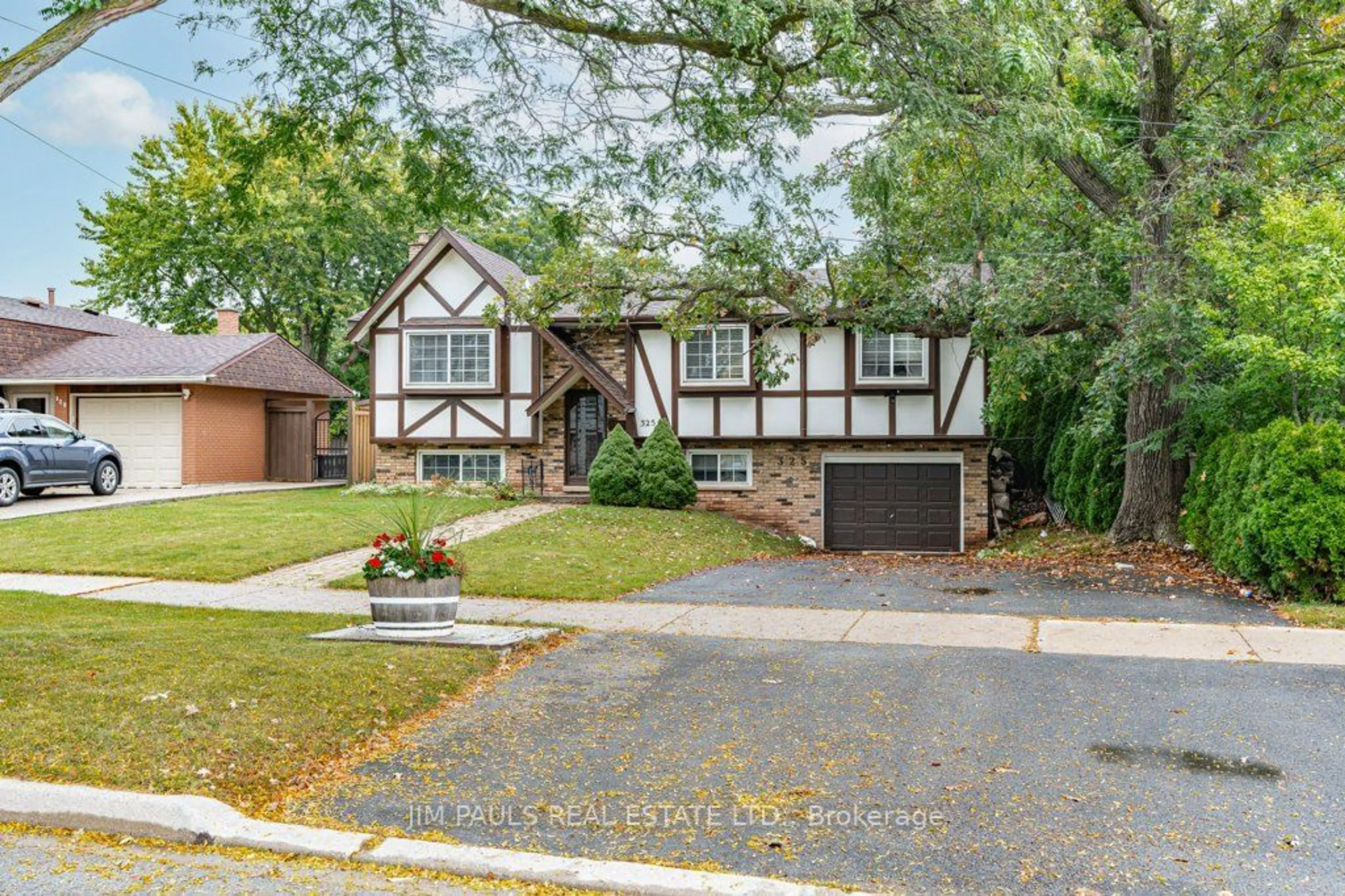 Frontside or backside of a home for 325 Appleby Line, Burlington Ontario L7L 2X6