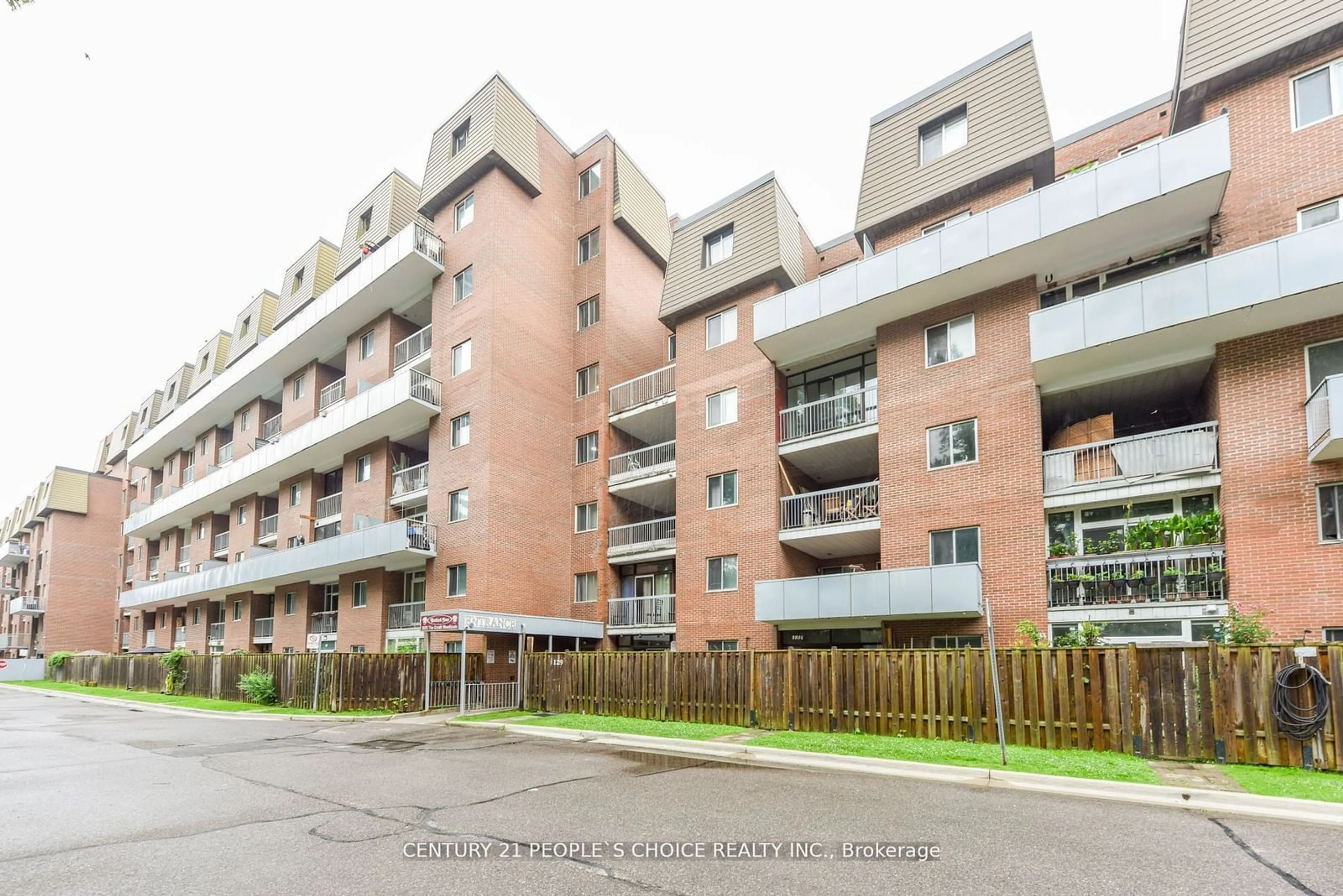 A pic from exterior of the house or condo for 3025 The Credit Woodlands #409, Mississauga Ontario L5C 2V3