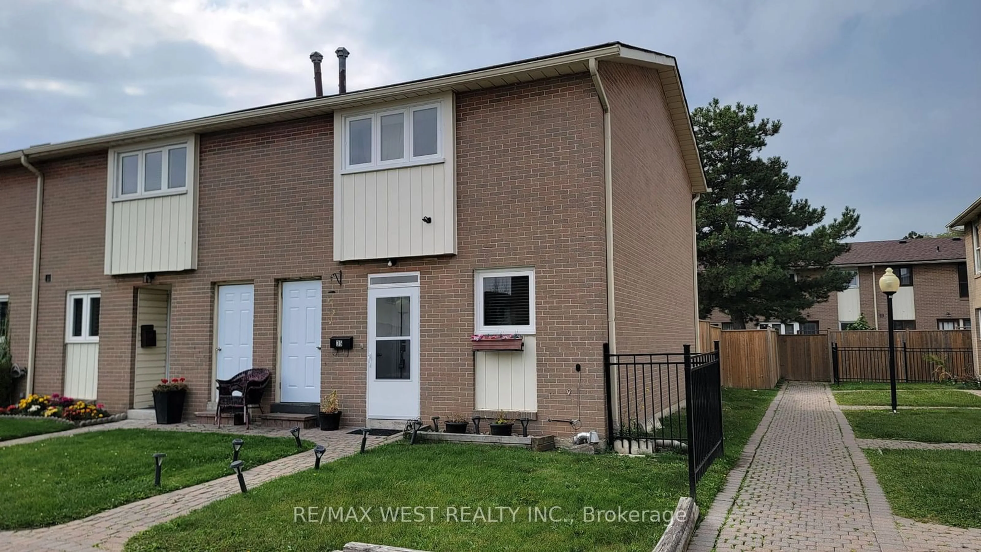 A pic from exterior of the house or condo for 35 Craigleigh Cres #35, Brampton Ontario L6T 2E3