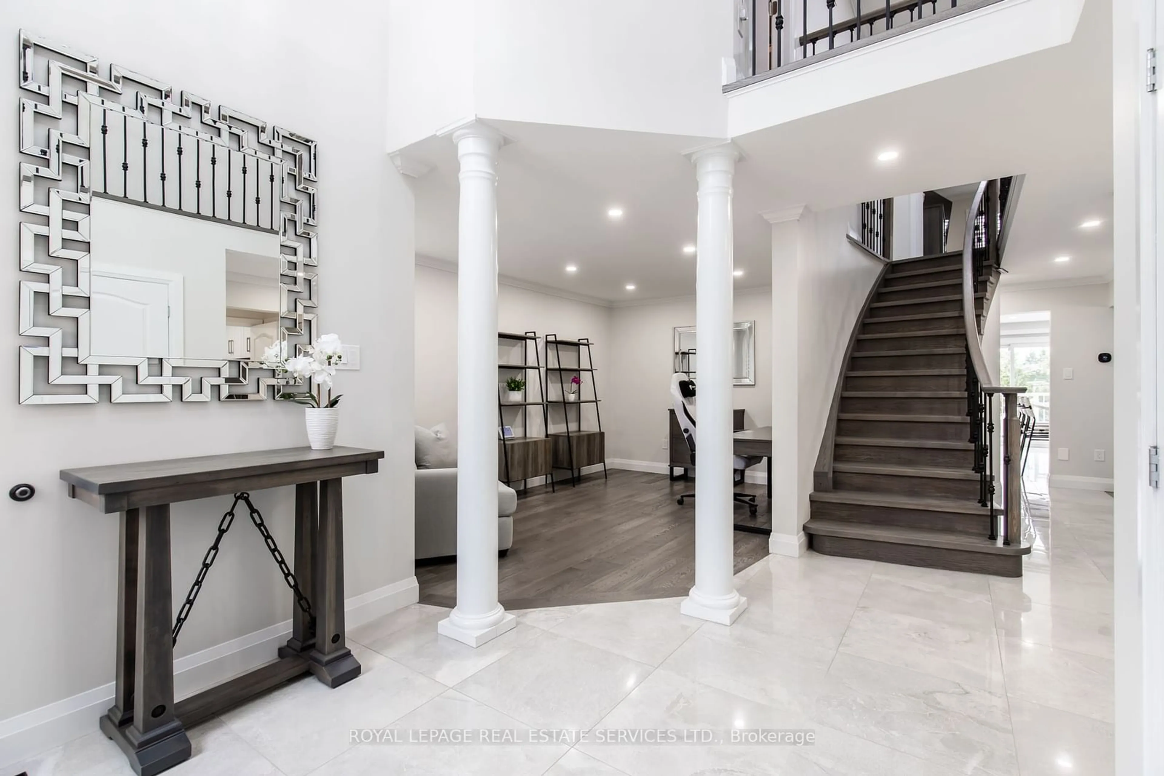 Indoor foyer for 1142 Old Oak Dr, Oakville Ontario L6M 3K7