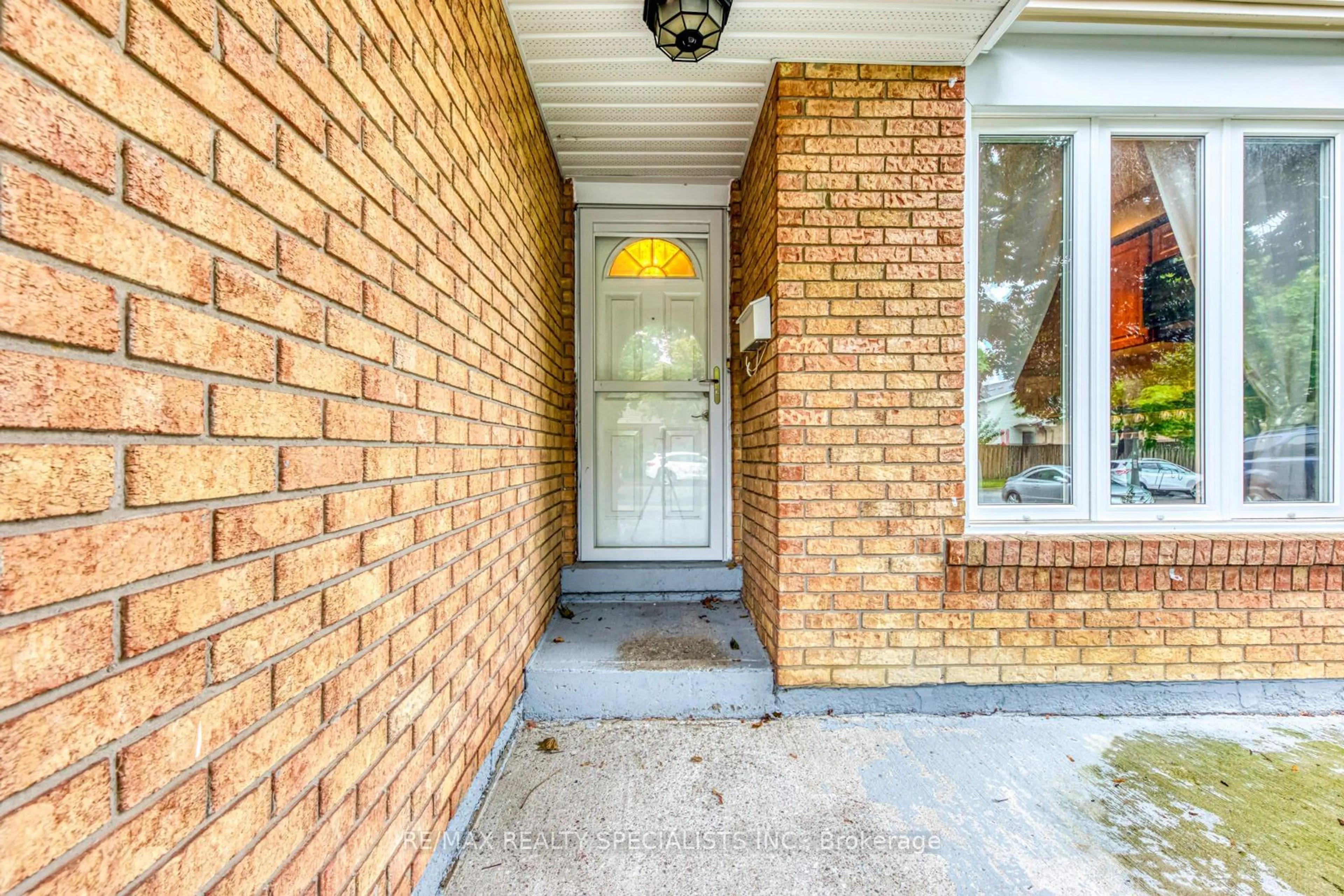 Indoor entryway, wood floors for 48 Camberley Cres, Brampton Ontario L6V 3L4