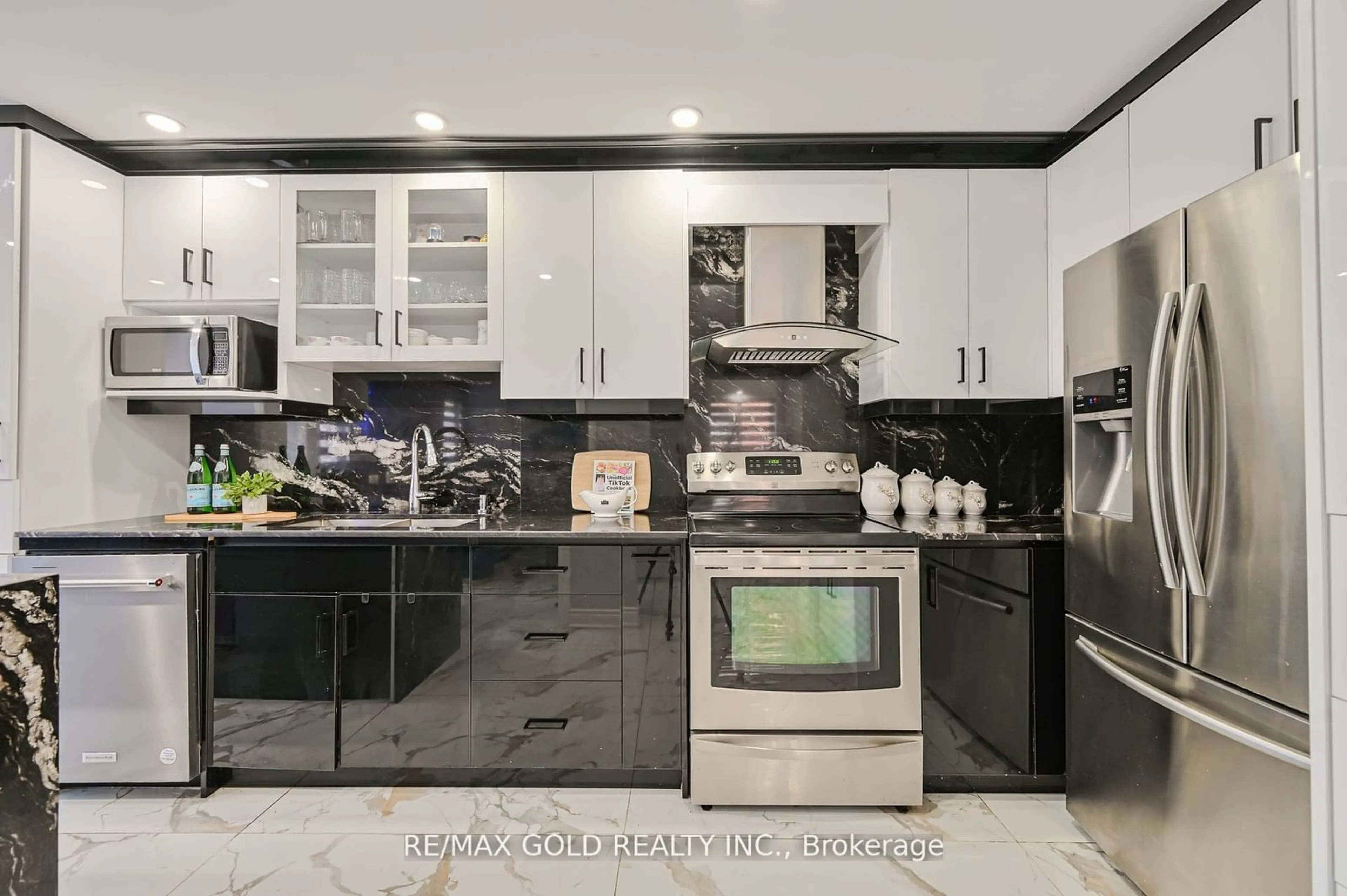 Contemporary kitchen for 9 Stoneledge Circ, Brampton Ontario L6R 1G8