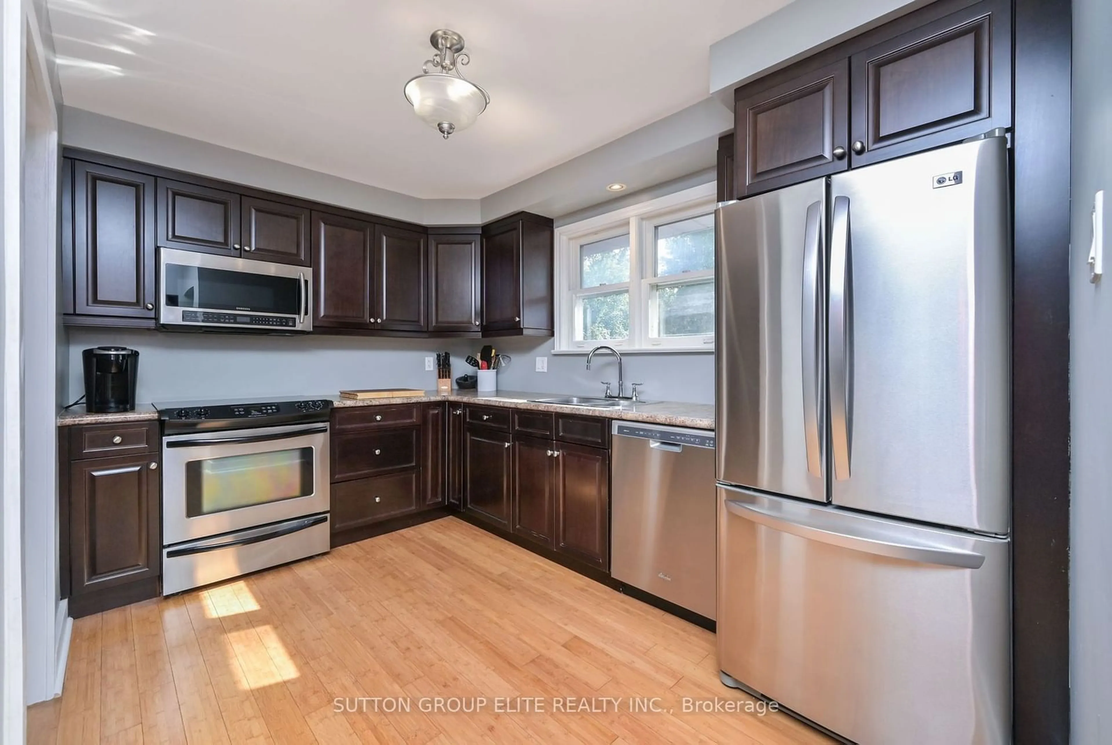 Standard kitchen for 1238 Claredale Rd, Mississauga Ontario L5G 1T9