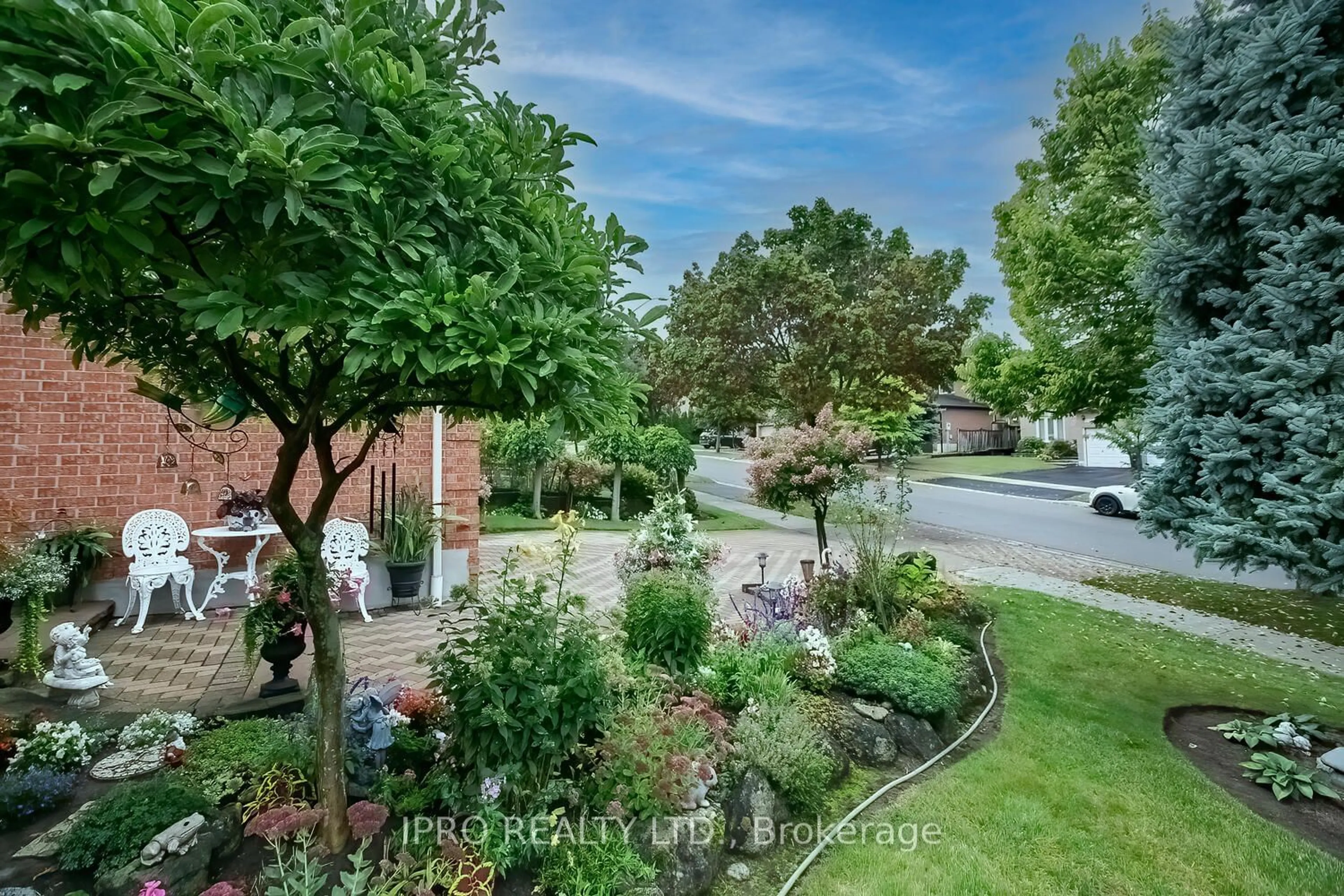 A pic from exterior of the house or condo for 2463 King Forrest Dr, Mississauga Ontario L5K 2P1